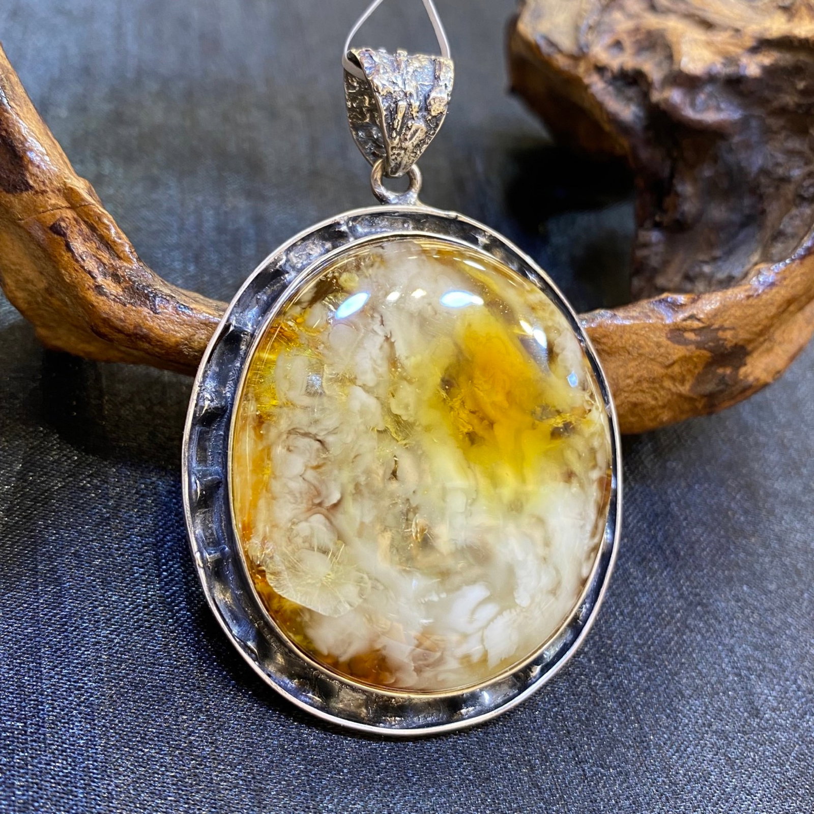 An Exquisite Beeswax Inlaid Silver Necklace: An Exquisite Beeswax Inlaid Silver Necklace,Size:1.7in,Weight:20.4g 蜜蜡镶银项链
