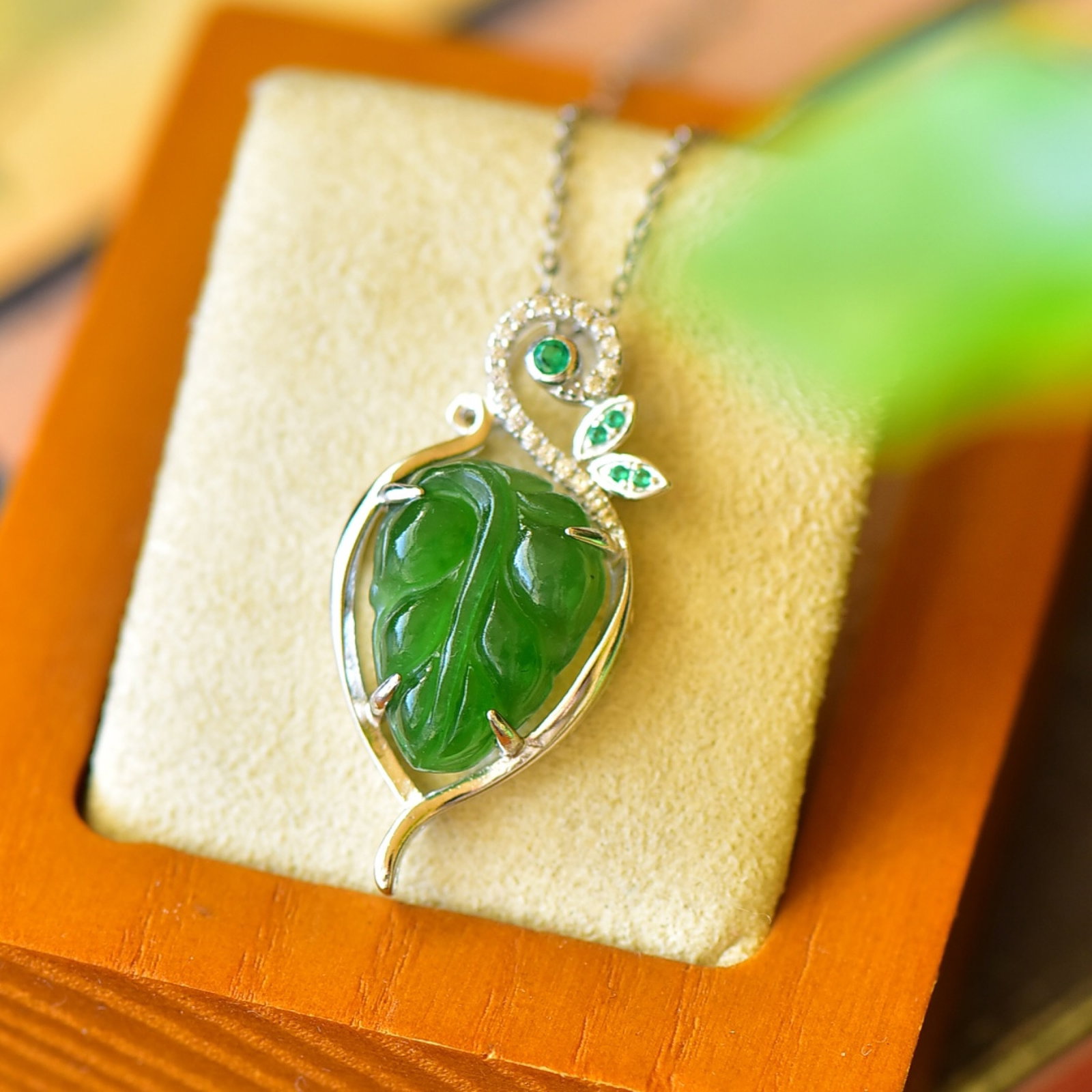 An Exquisite Sterling Silver Inlaid Jasper Necklace,Inlaid Diamond: An Exquisite Sterling Silver Inlaid Jasper Necklace,Inlaid Diamond,Size:0.6inx1.3in 纯银镶碧玉项链,嵌钻石