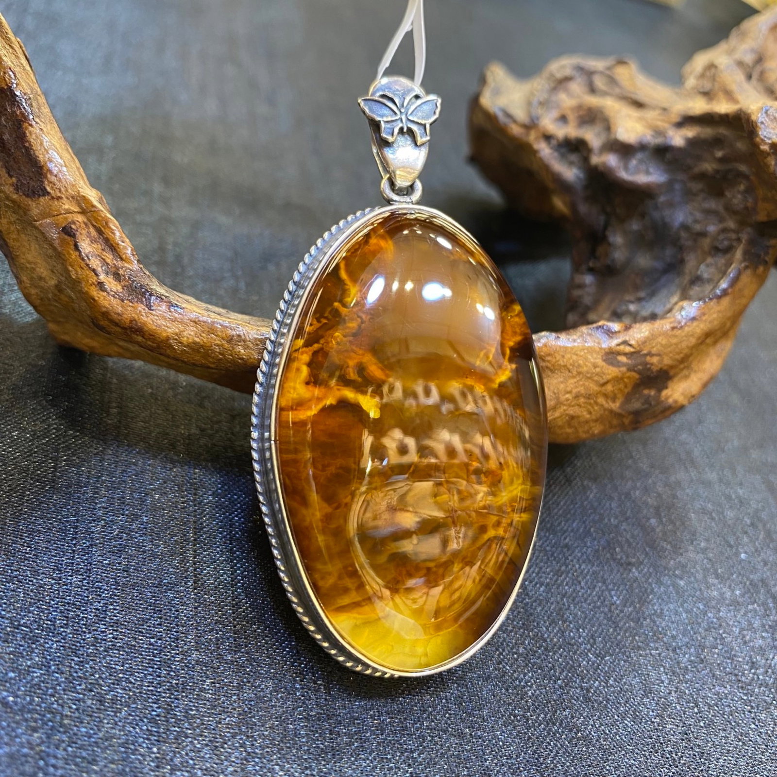 An Exquisite Beeswax Inlaid Silver Necklace: An Exquisite Beeswax Inlaid Silver Necklace,Size:1.2in,Weight:16g 蜜蜡镶银项链