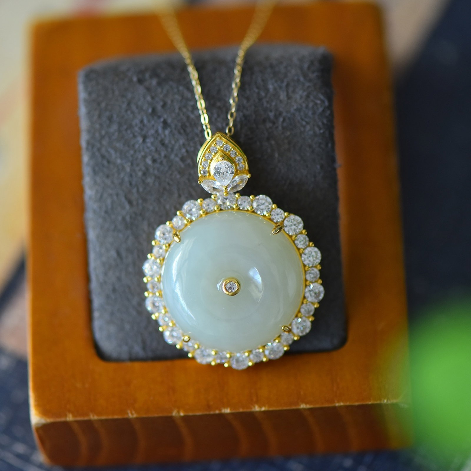 An Exquisite Sterling Silver-Gold Plated Inlaid White Jade Necklace,Inlaid Diamond: An Exquisite Sterling Silver-Gold Plated Inlaid White Jade Necklace,Inlaid Diamond,Size:1inx1.3in 纯银镀金镶白玉项链,嵌钻石