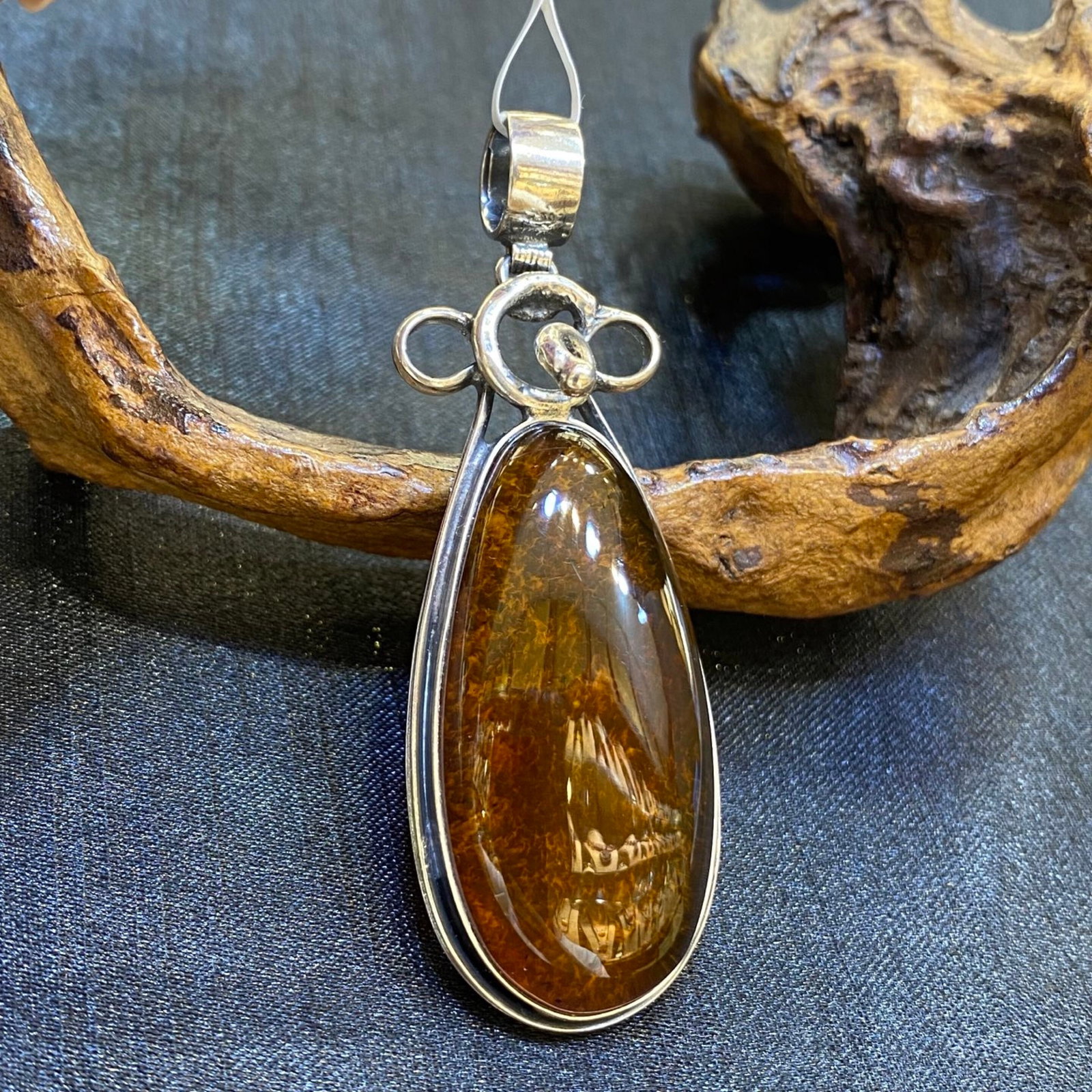 An Exquisite Beeswax Inlaid Silver Necklace: An Exquisite Beeswax Inlaid Silver Necklace,Size:0.9in,Weight:13.7g 蜜蜡镶银项链
