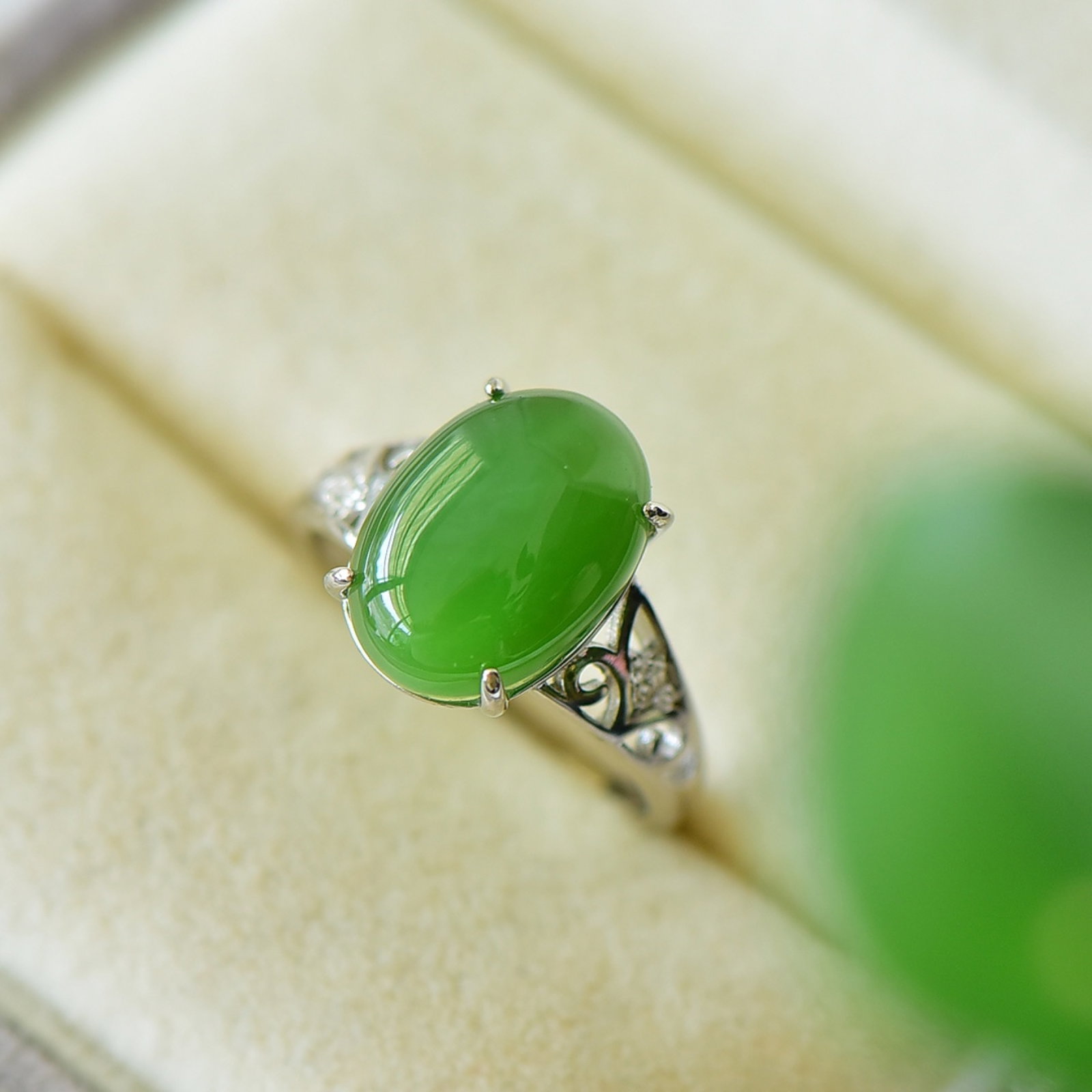 An Exquisite Sterling Silver Inlaid Jasper Ring,Inlaid Diamond: An Exquisite Sterling Silver Inlaid Jasper Ring,Inlaid Diamond,Size:0.4inx0.6in 纯银镶碧玉戒指,嵌钻石