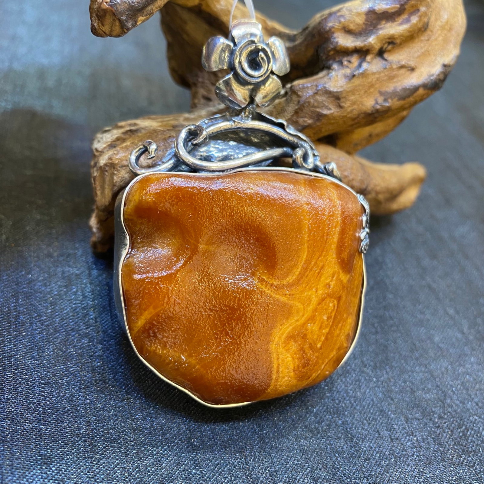 An Exquisite Beeswax Inlaid Silver Necklace: An Exquisite Beeswax Inlaid Silver Necklace,Size:1.9in,Weight:34.8g 蜜蜡镶银项链