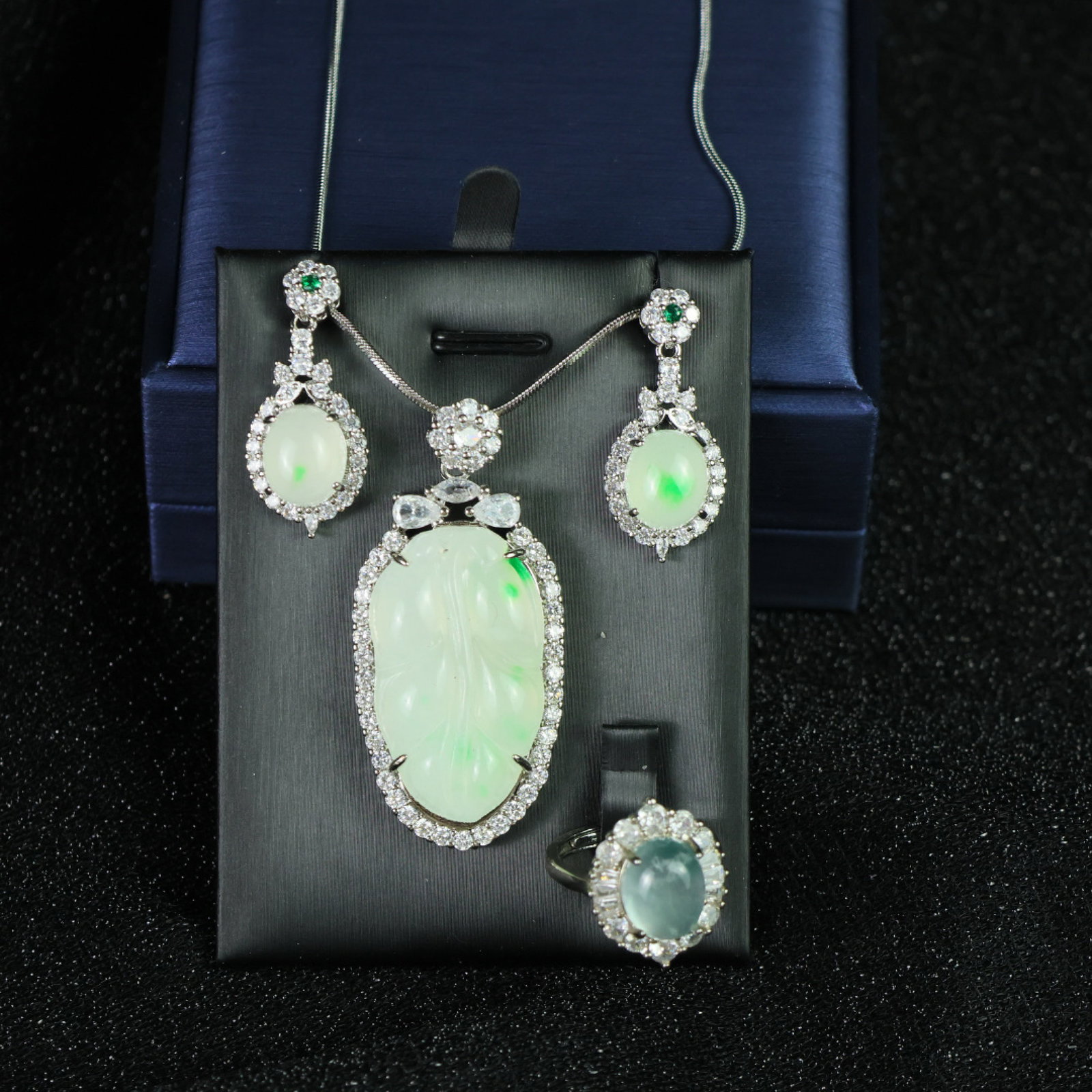 A Set of Fine Jewelry: A Set of Fine Jewelry 一套精美的首饰