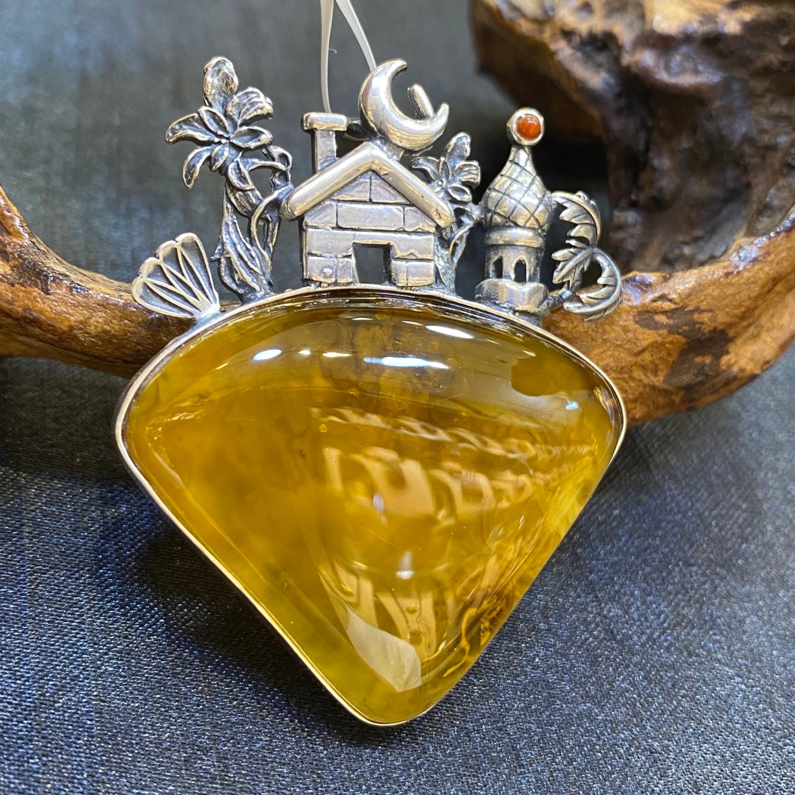 An Exquisite Beeswax Inlaid Silver Necklace: An Exquisite Beeswax Inlaid Silver Necklace,Size:1.7in,Weight:16.5g 蜜蜡镶银项链