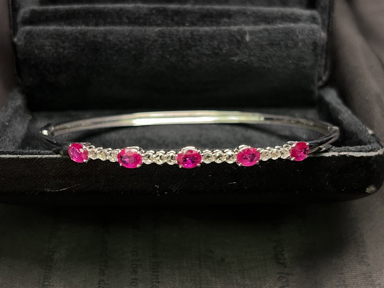 A Exquisite 18k Gold Inlaid 2.00ct Natural Ruby Bracelets,Inlaid Gems: A Exquisite 18k Gold Inlaid 2.00ct Natural Ruby Bracelets,Inlaid Gems,Total Weight:5.26g 18k金镶 2.00ct 天然红宝石手镯,嵌宝石