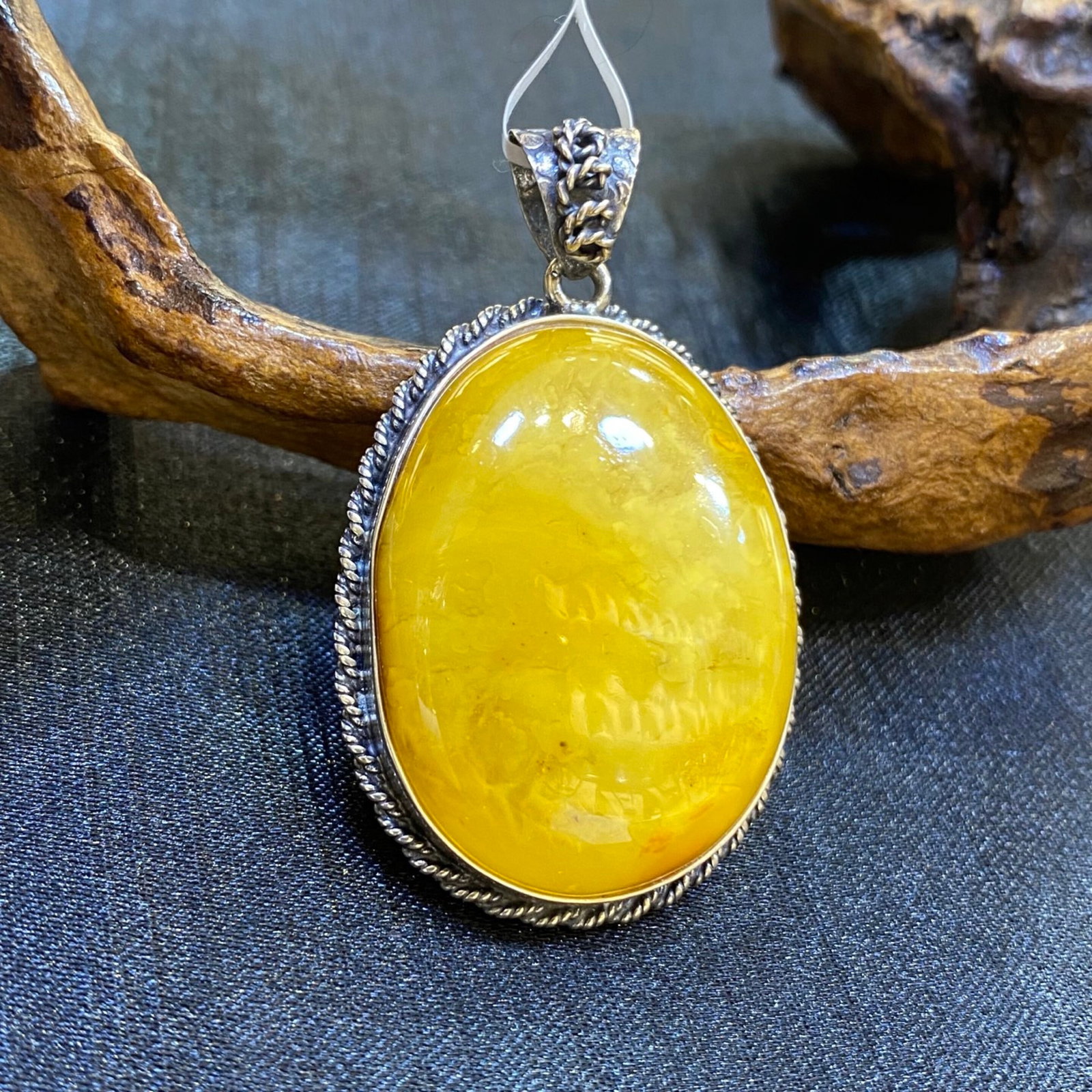 An Exquisite Beeswax Inlaid Silver Necklace: An Exquisite Beeswax Inlaid Silver Necklace,Size:1.1in,Weight:12.6g 蜜蜡镶银项链