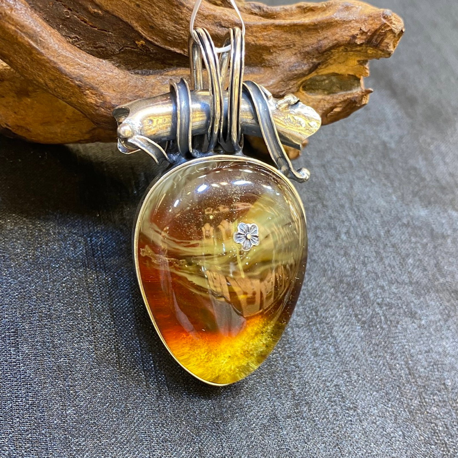 An Exquisite Beeswax Inlaid Silver Necklace: An Exquisite Beeswax Inlaid Silver Necklace,Size:1.3in,Weight:31.9g 蜜蜡镶银项链