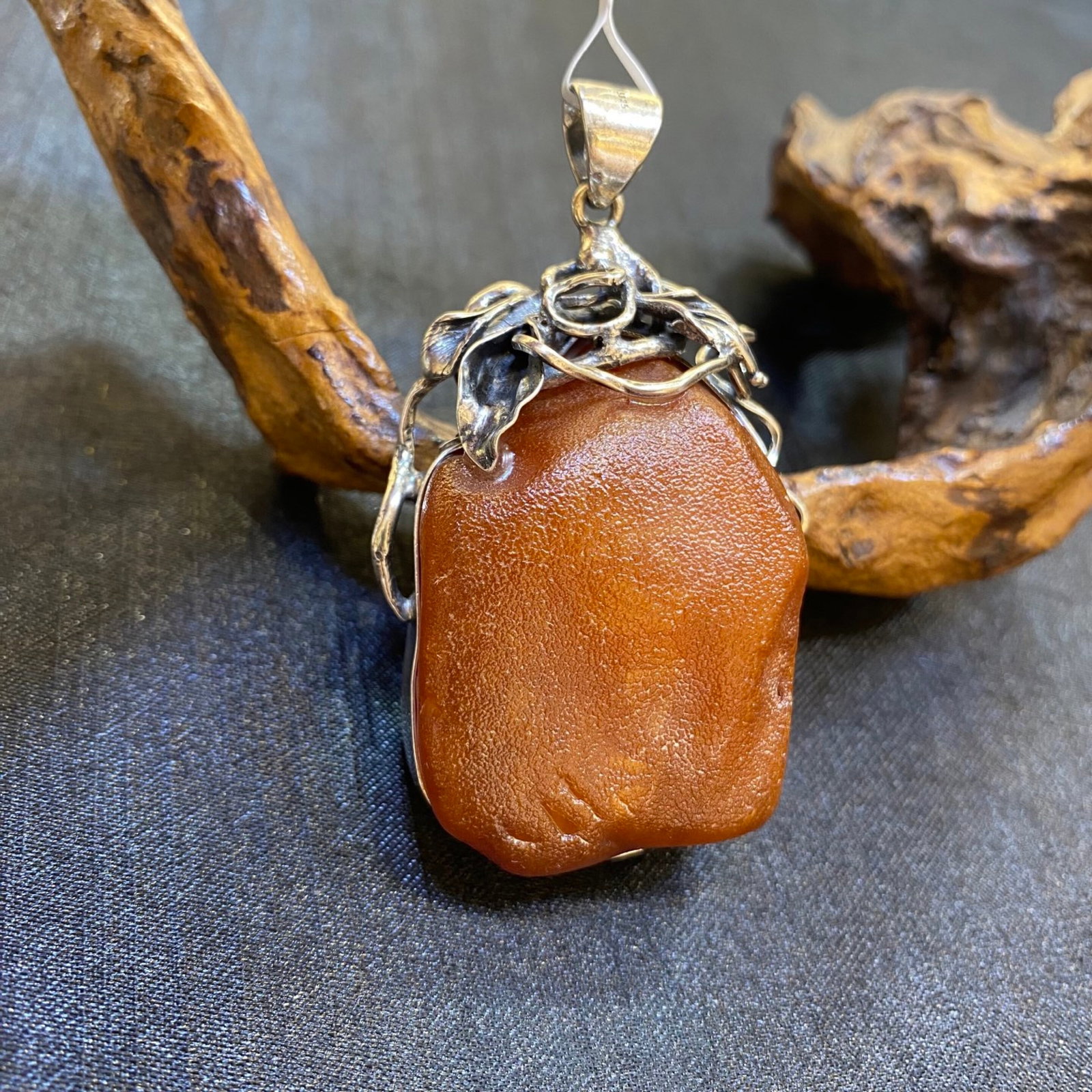 An Exquisite Beeswax Inlaid Silver Necklace: An Exquisite Beeswax Inlaid Silver Necklace,Size:1.3in,Weight:31.9g 蜜蜡镶银项链