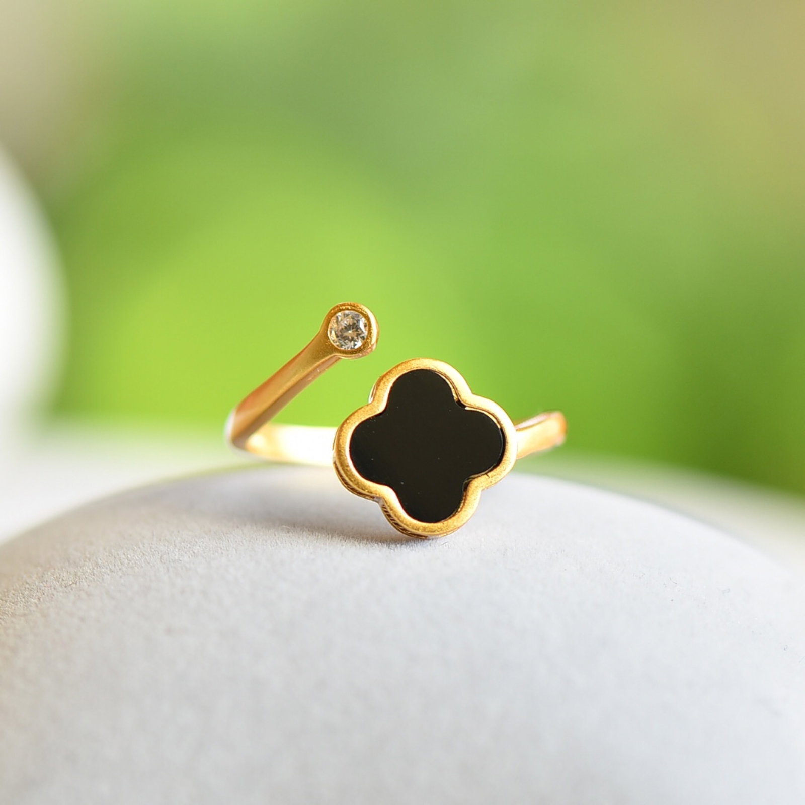 An Exquisite Sterling Silver-Gold Plated Inlaid Black Jade Ring,Inlaid Diamond: An Exquisite Sterling Silver-Gold Plated Inlaid Black Jade Ring,Inlaid Diamond,Size:0.4inx0.4in 纯银镀金镶墨玉戒指,嵌钻石