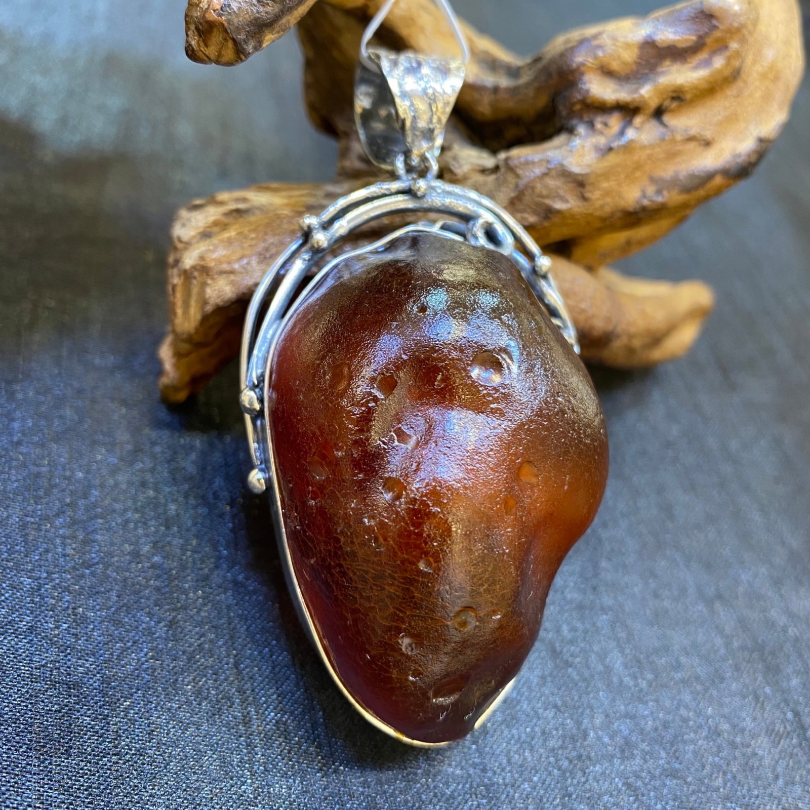 An Exquisite Beeswax Inlaid Silver Necklace: An Exquisite Beeswax Inlaid Silver Necklace,Size:1.5in,Weight:37.7g 蜜蜡镶银项链