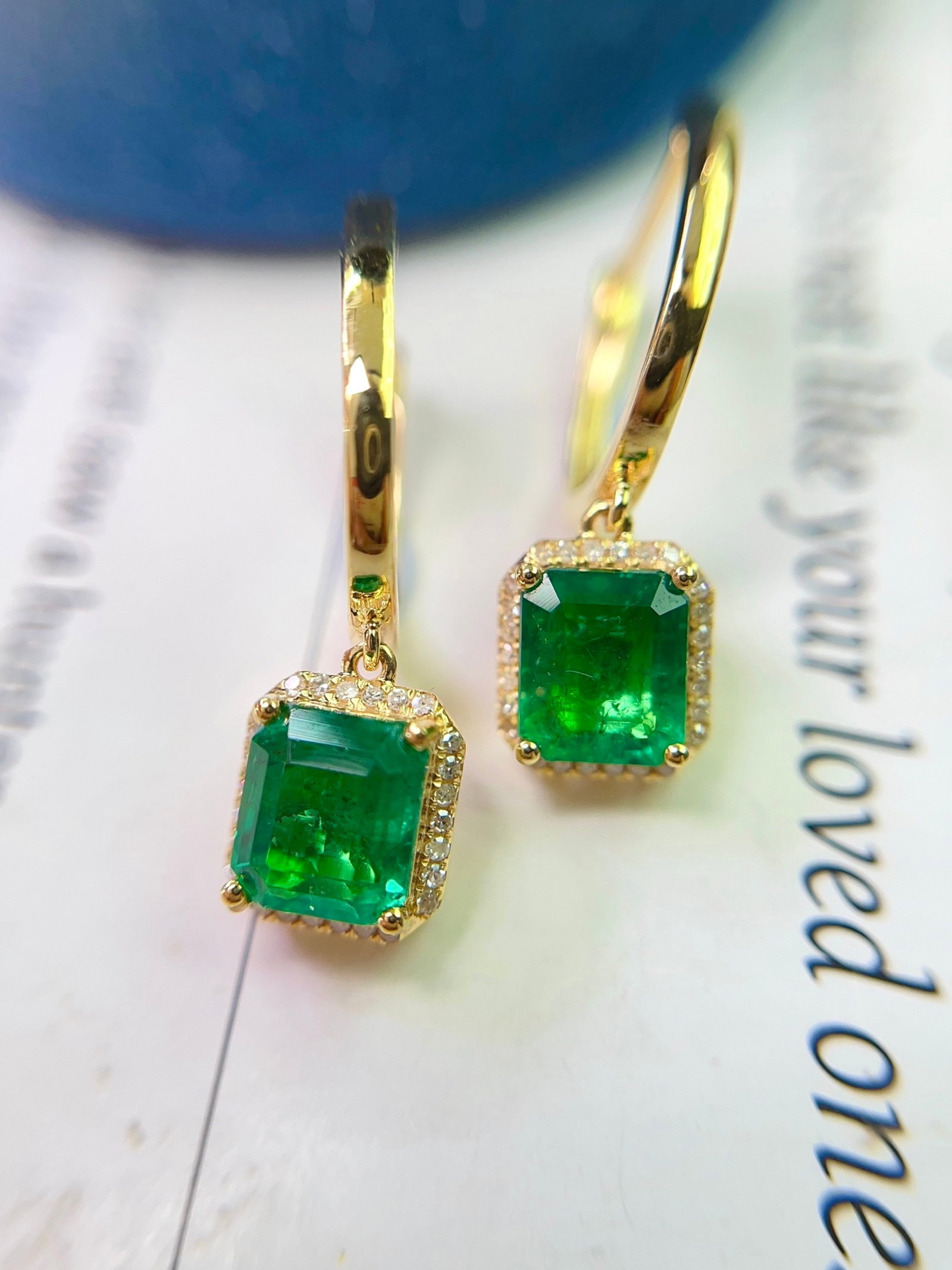 A Pair of Exquisite 18k Gold Inlaid 2.25ct Natural Vivid Green Earrings,Inlaid Diamond: A Pair of Exquisite 18k Gold Inlaid 2.25ct Natural Vivid Green Earrings,Inlaid Diamond,Total Weight:2.54g 一对18k金镶 2.25ct 天然祖母绿耳