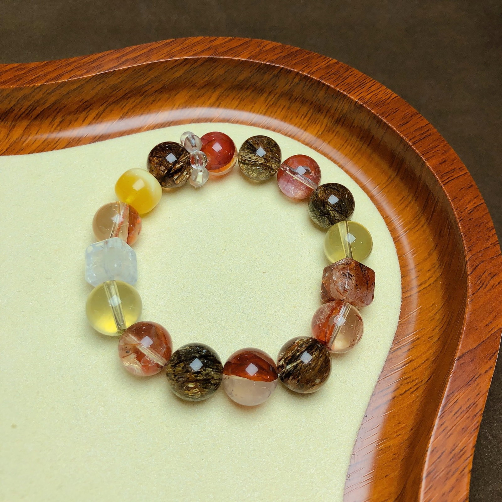 An Exquisite Crystal Bracelet: An Exquisite Crystal Bracelet,Size:0.5in,0.4inx0.4in,Weight:37.1g 水晶手串