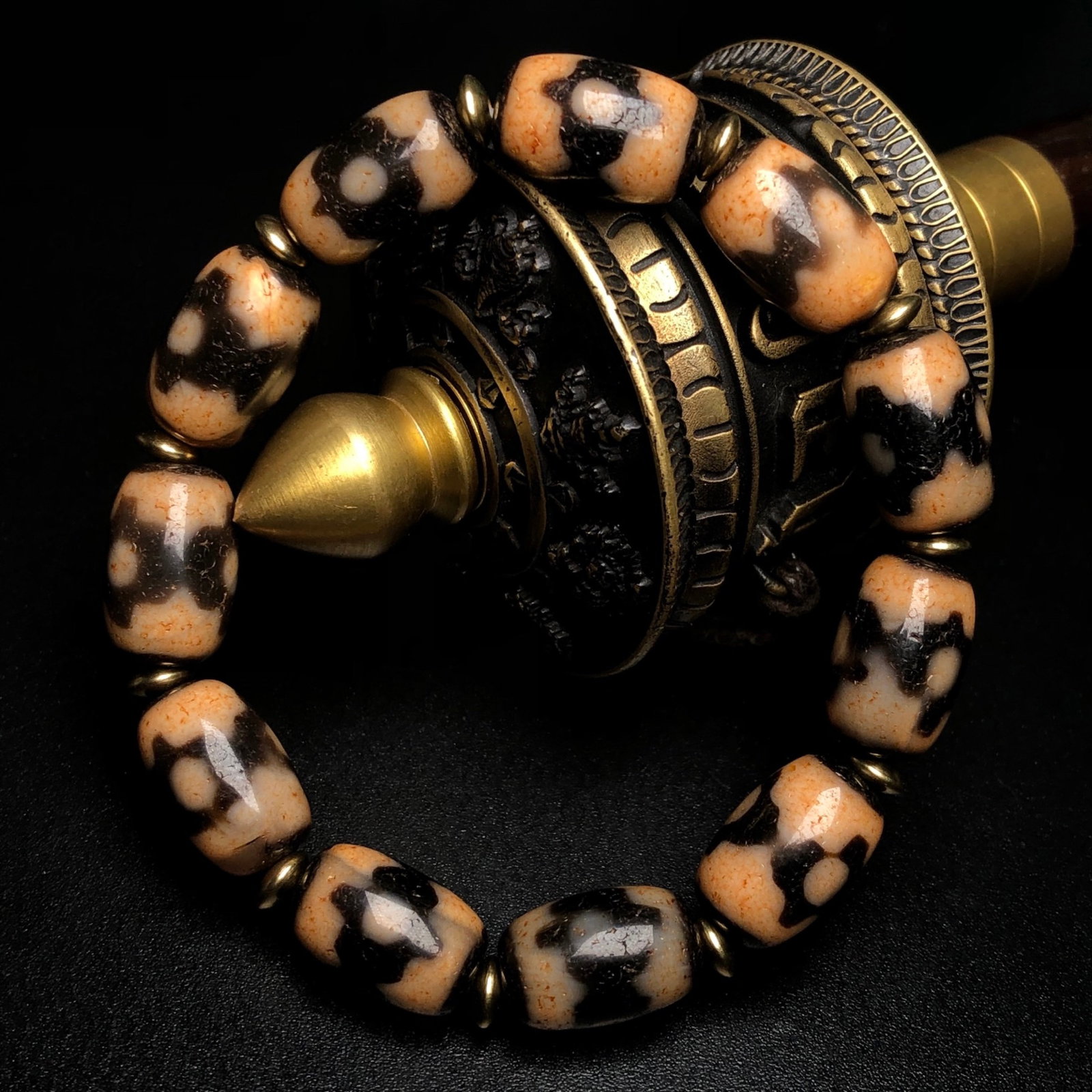 An Exquisite Dzi Bead Bracelet: An Exquisite Dzi Bead Bracelet,Size:0.6inx0.4in*11 天珠手串