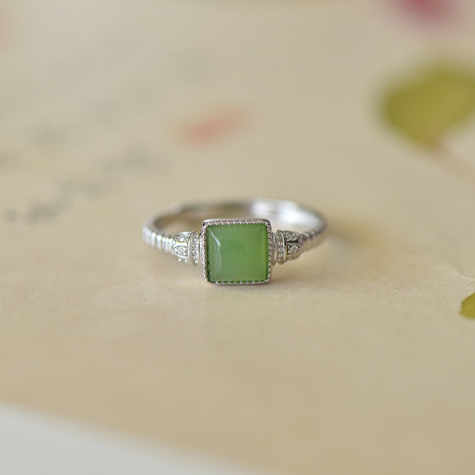 An Exquisite Sterling Silver Inlaid Jasper Ring: An Exquisite Sterling Silver Inlaid Jasper Ring,Size:0.2inx0.2in 纯银镶碧玉戒指