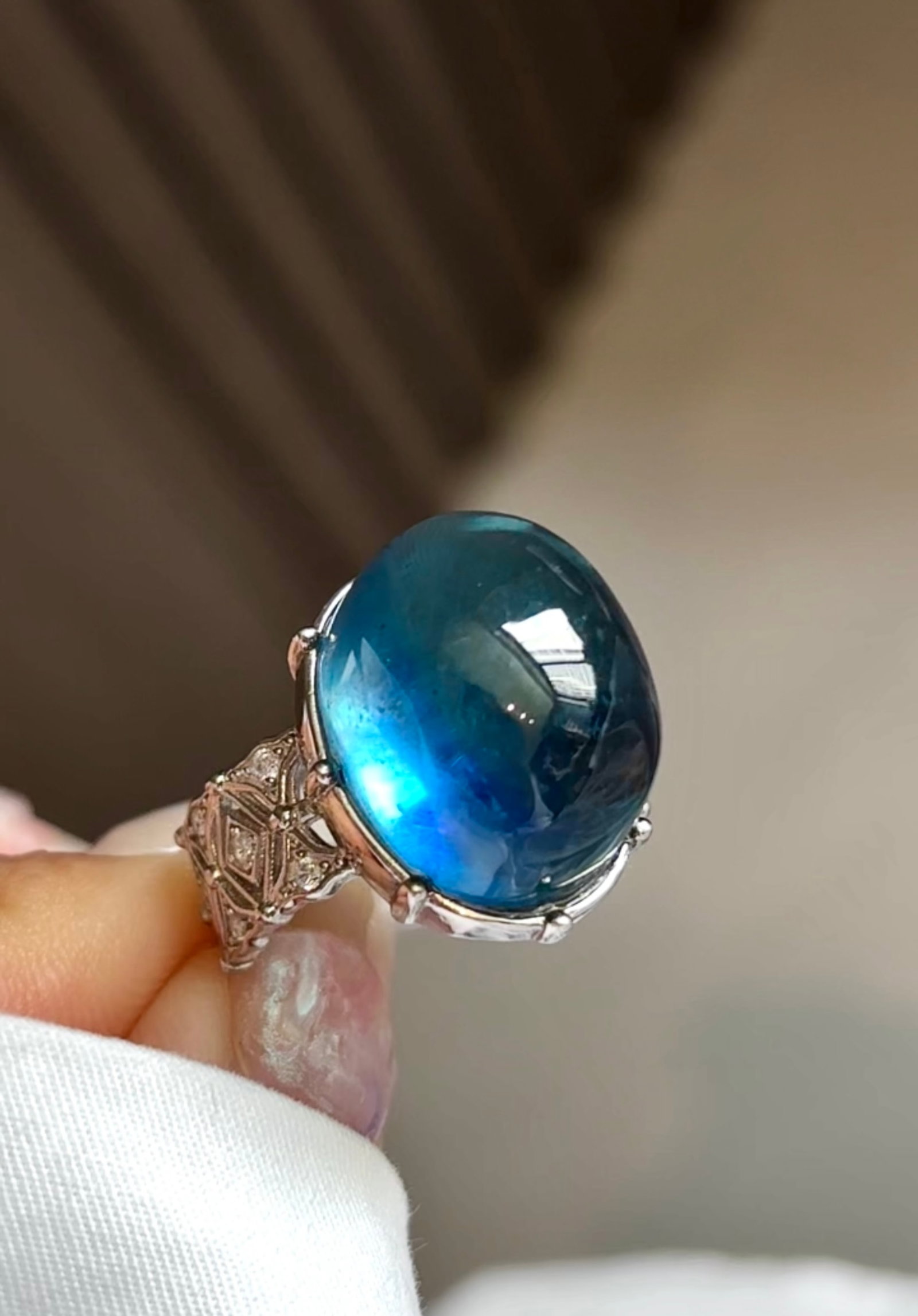 An Exquisite Sterling Silver Inlaid Aquamarine Ring: An Exquisite Sterling Silver Inlaid Aquamarine Ring,Size:0.7inx0.6in,Weight:8g 纯银镶海蓝宝戒指