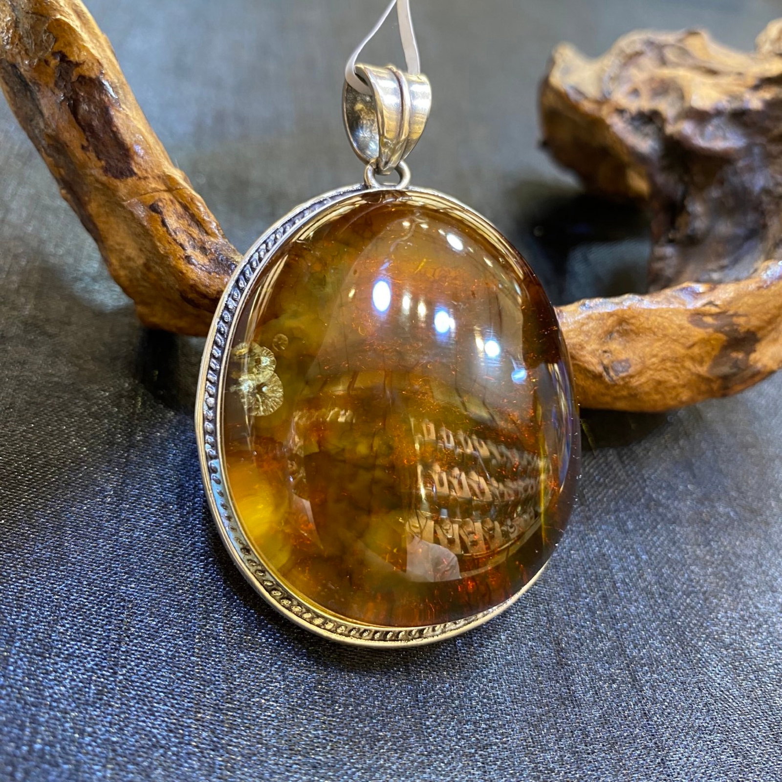 An Exquisite Beeswax Inlaid Silver Necklace: An Exquisite Beeswax Inlaid Silver Necklace,Size:1.4in,Weight:25.5g 蜜蜡镶银项链