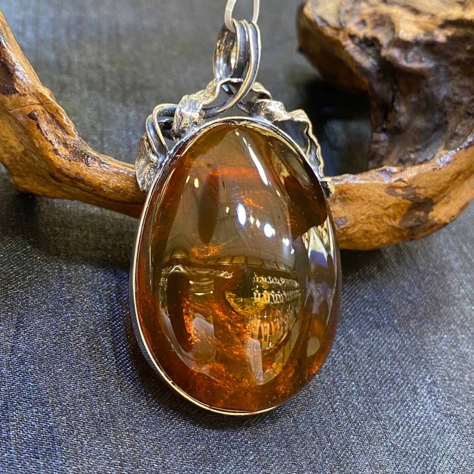 An Exquisite Beeswax Inlaid Silver Necklace: An Exquisite Beeswax Inlaid Silver Necklace,Size:1.4in,Weight:20.2g 蜜蜡镶银项链