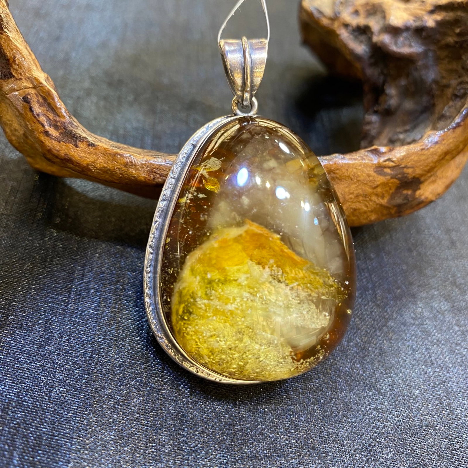 An Exquisite Beeswax Inlaid Silver Necklace: An Exquisite Beeswax Inlaid Silver Necklace,Size:1.3in,Weight:21.3g 蜜蜡镶银项链