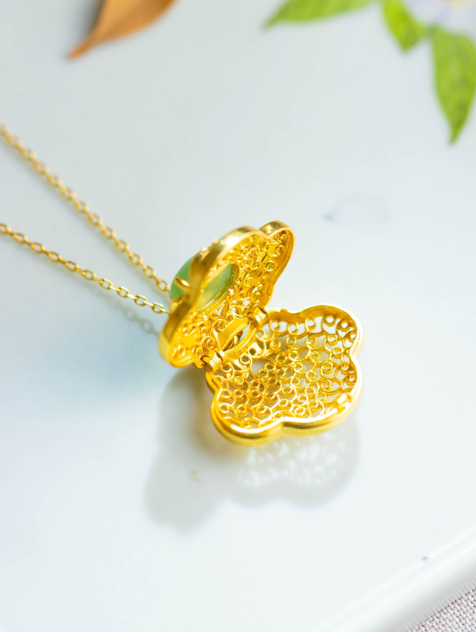 An Exquisite Sterling Silver-Gold Plated Inlaid Jasper Pendant: An Exquisite Sterling Silver-Gold Plated Inlaid Jasper Pendant 纯银镀金镶碧玉吊坠
