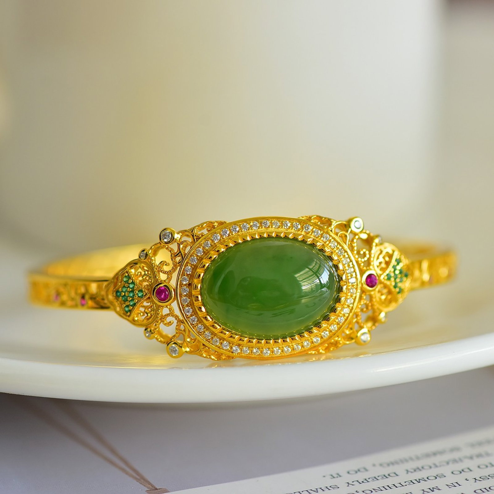 An Exquisite Sterling Silver-Gold Plated Inlaid Jasper Bracelet,Inlaid Diamond: An Exquisite Sterling Silver-Gold Plated Inlaid Jasper Bracelet,Inlaid Diamond,Size:0.5inx0.7in 纯银镀金镶碧玉手镯,嵌钻石