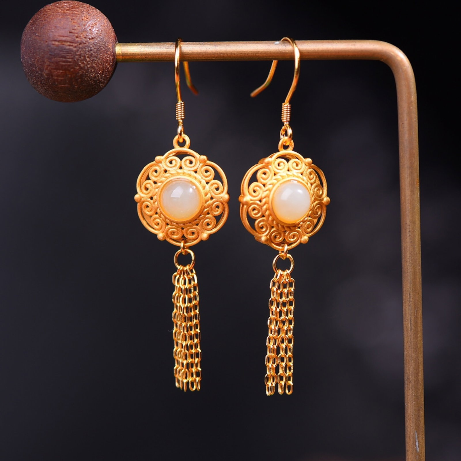 A Pair of Exquisite Sterling Silver-Gold Plated Inlaid White Jade Earrings: A Pair of Exquisite Sterling Silver-Gold Plated Inlaid White Jade Earrings,Size:0.2inx0.2in 一对纯银镀金镶白玉耳环