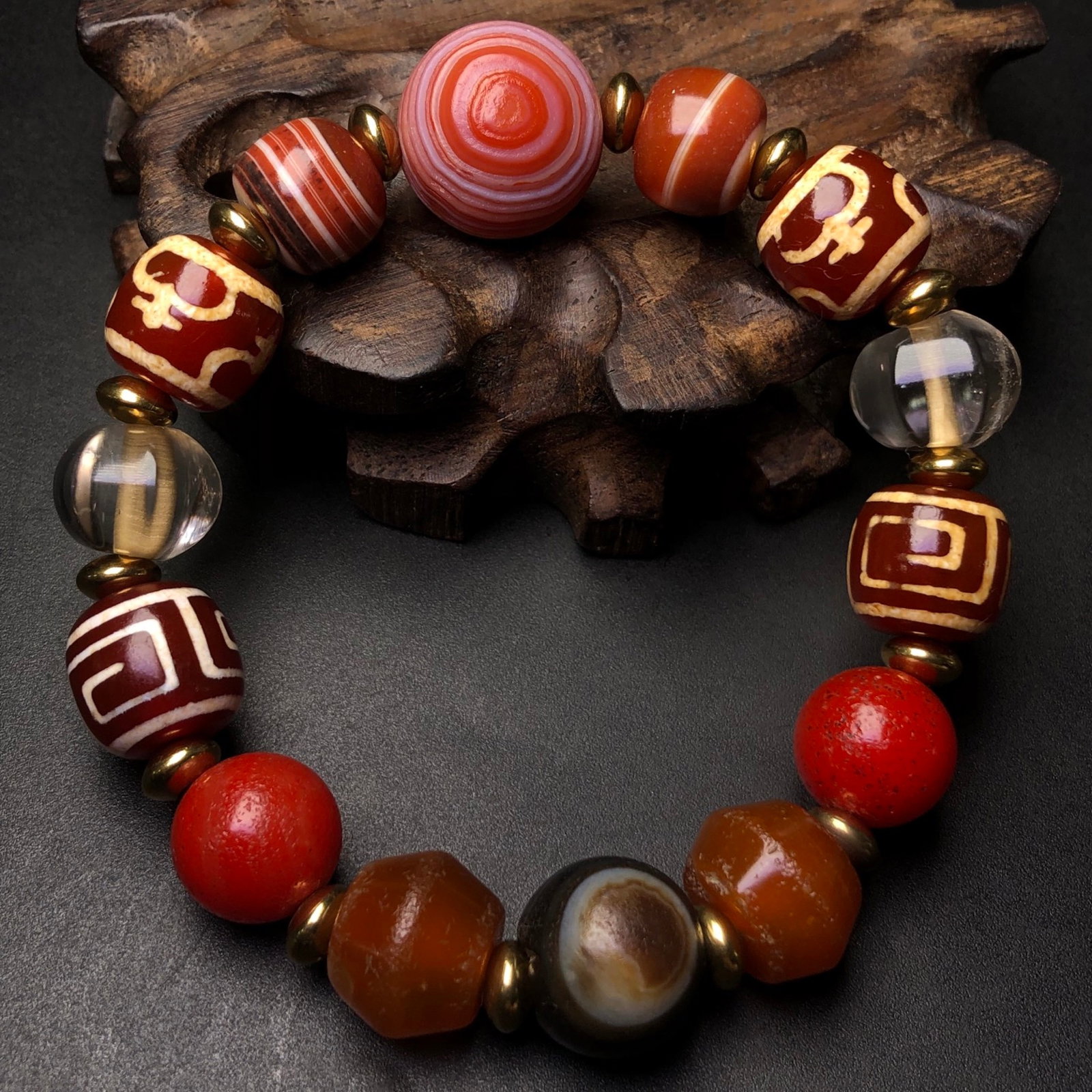 An Exquisite Dzi Bead Inlaid Agate Bracelet: An Exquisite Dzi Bead Inlaid Agate Bracelet,Size:0.7in 天珠配玛瑙手串