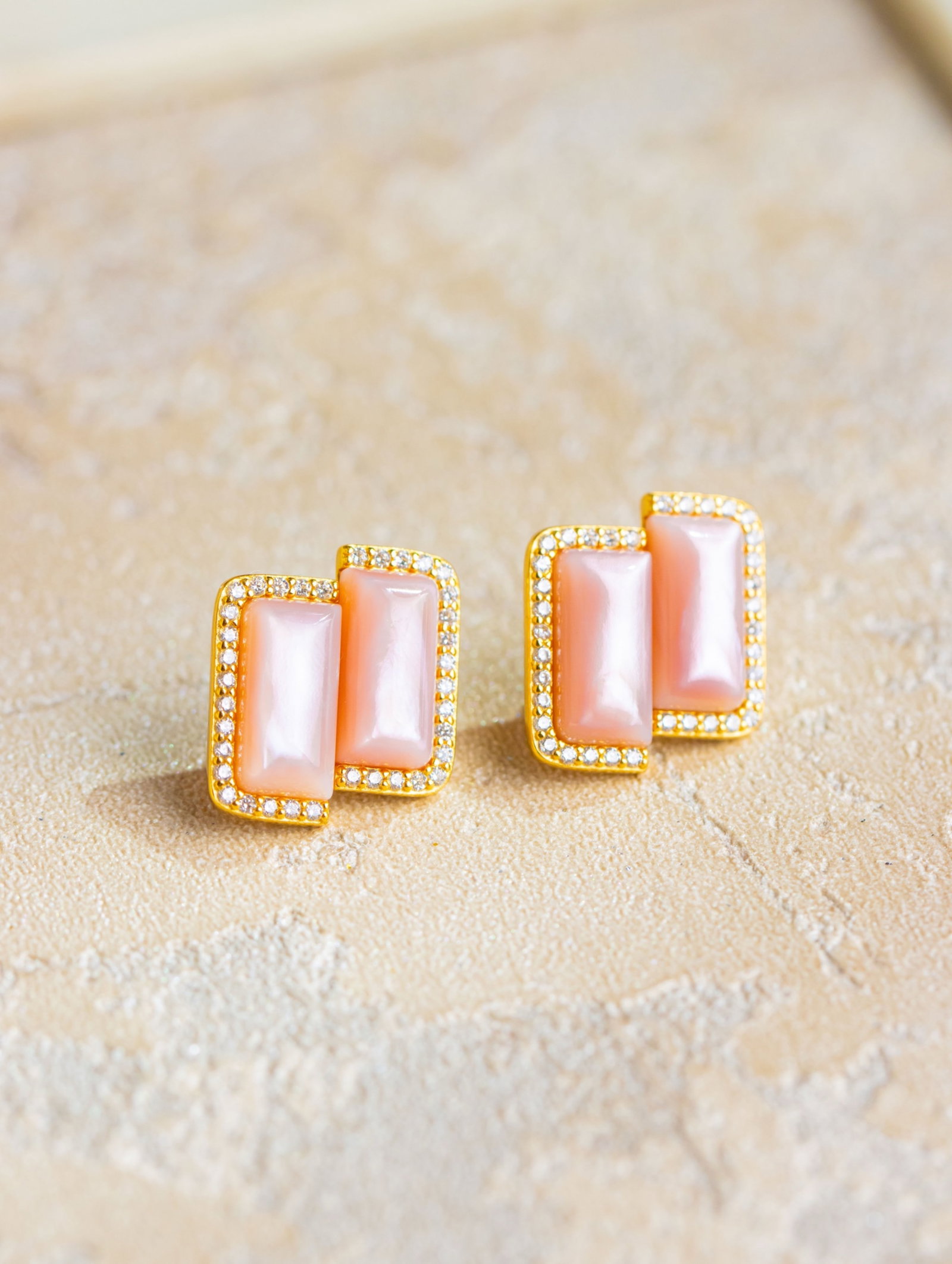 A Pair of Exquisite Sterling Silver-Gold Plated Inlaid Shell Earrings, Inlaid Diamond: A Pair of Exquisite Sterling Silver-Gold Plated Inlaid Shell Earrings, Inlaid Diamond 一对纯银镀金镶贝壳耳钉,嵌钻石