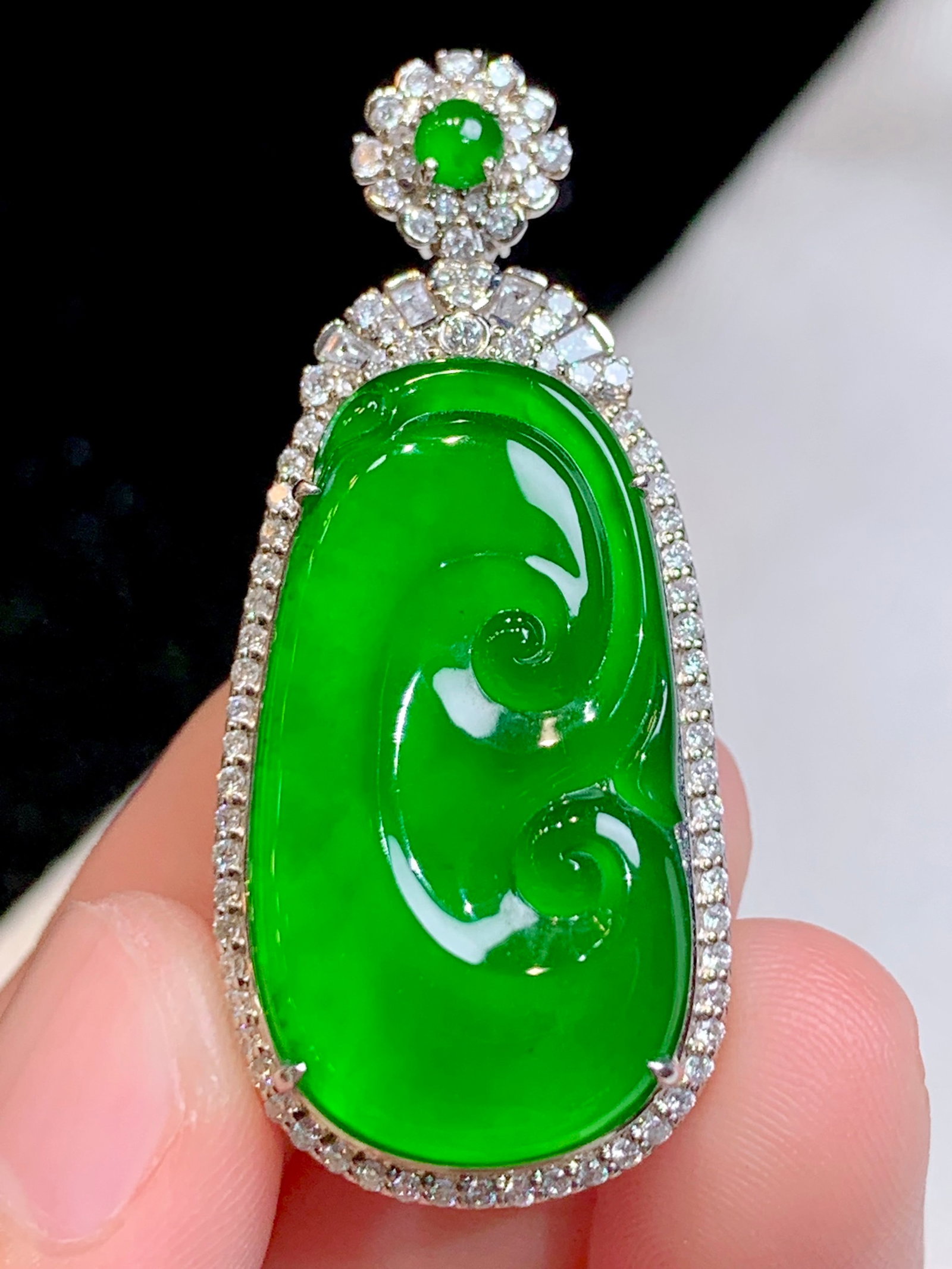 An Exquisite 18k Gold Diamond Inlaid Jadeite Pendant (1 of 6)
