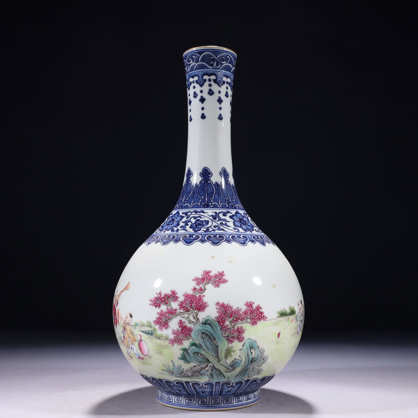 An Exquisite Blue and White Famille-Rose Character and Story Pattern Vase: An Exquisite Blue and White Famille-Rose Character and Story Pattern Vase