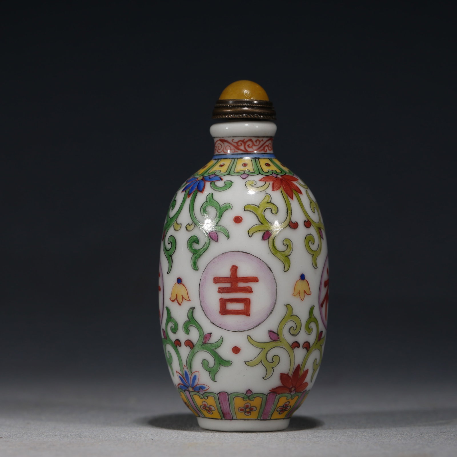 An Exquisite Famille-Rose Interlocking Flower Auspicious Ruyi Pattern Snuff Bottle: An Exquisite Famille-Rose Interlocking Flower Auspicious Ruyi Pattern Snuff Bottle,Qing Dynasty, China,Kangxi Four-character Mark,Size:1.6in×1.6in×3.3in 粉彩缠枝Ŏ