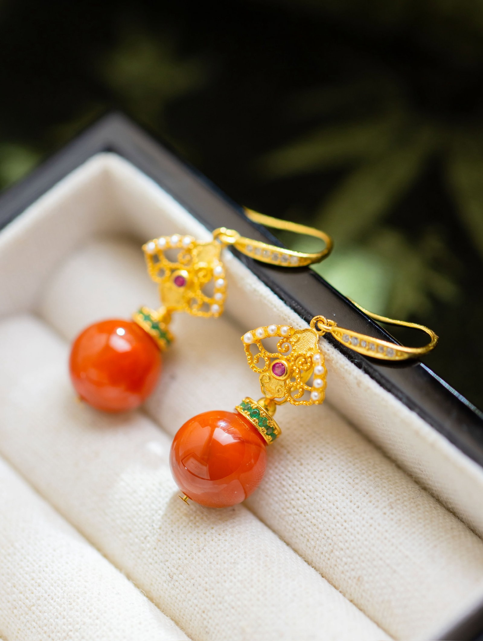 A Pair of Exquisite Sterling Silver-Gold Plated Inlaid Agate Earrings,Inlaid Diamond and Pearls: A Pair of Exquisite Sterling Silver-Gold Plated Inlaid Agate Earrings,Inlaid Diamond and Pearls