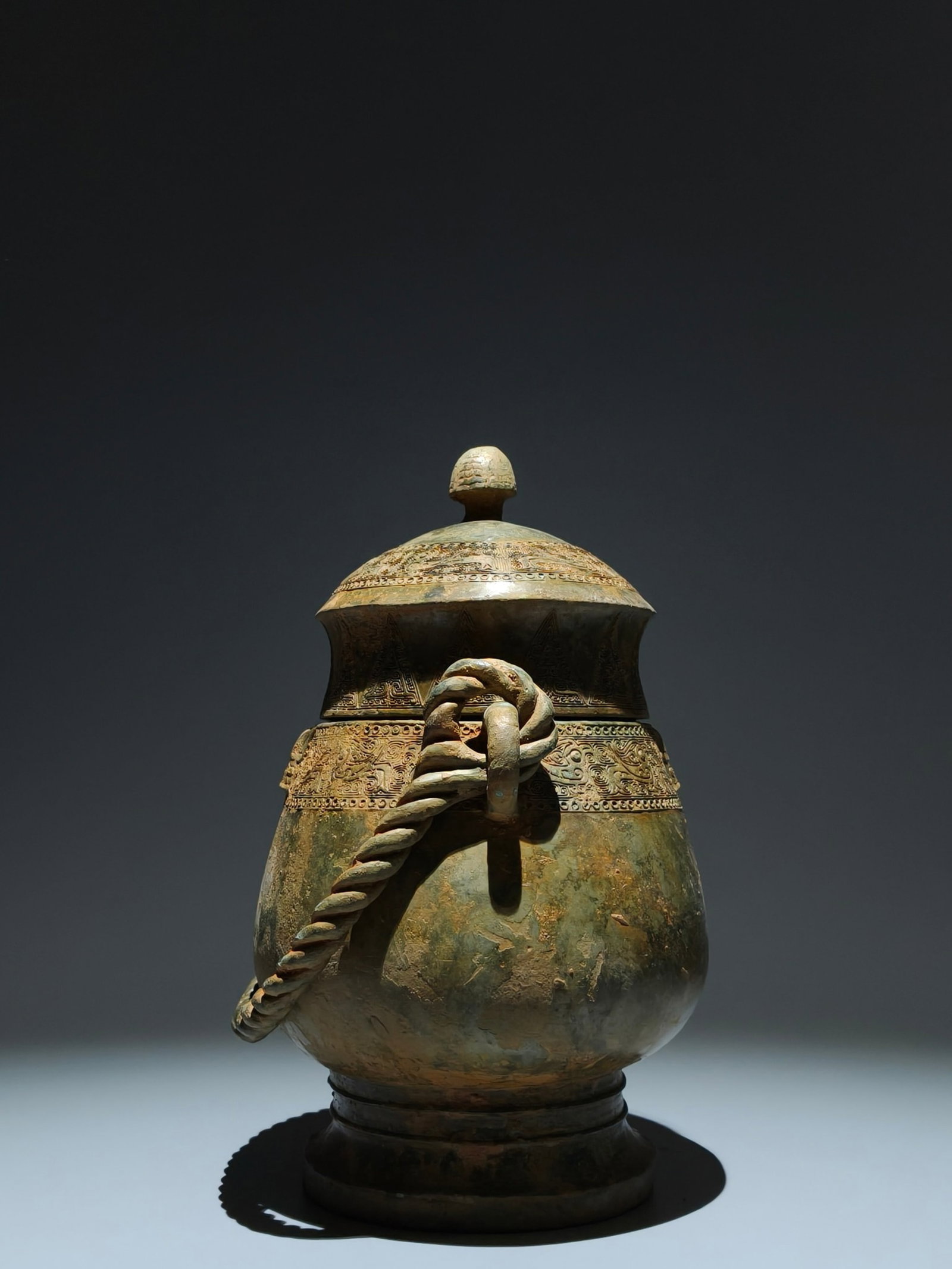 An Archaic Bronze Bird Pattern Loop-Handled Pot - 4
