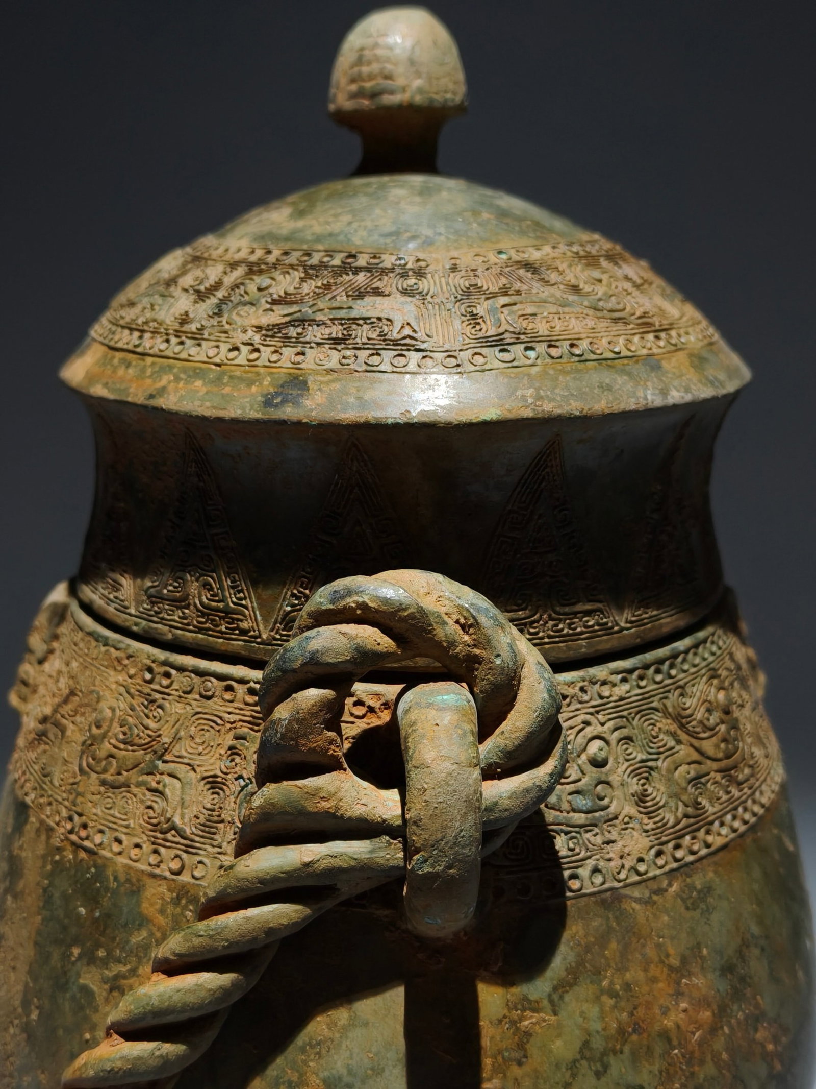 An Archaic Bronze Bird Pattern Loop-Handled Pot - 5