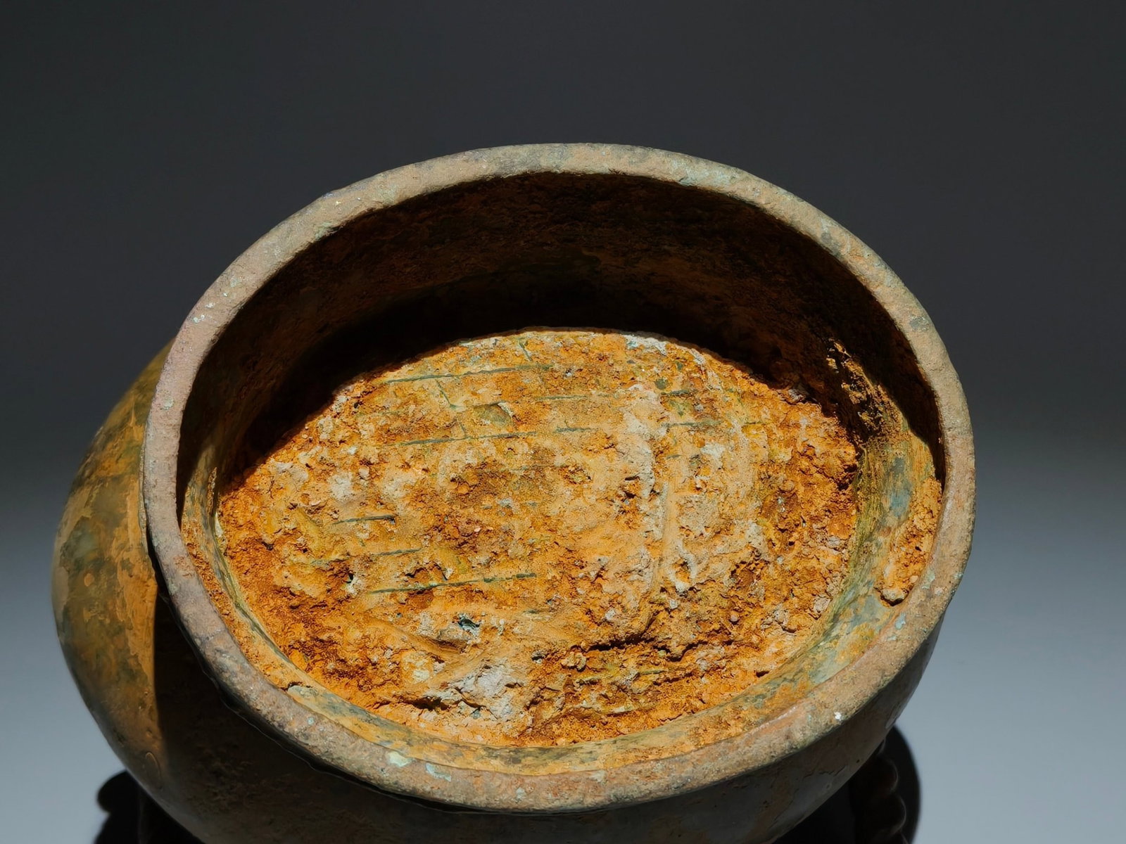 An Archaic Bronze Bird Pattern Loop-Handled Pot - 9