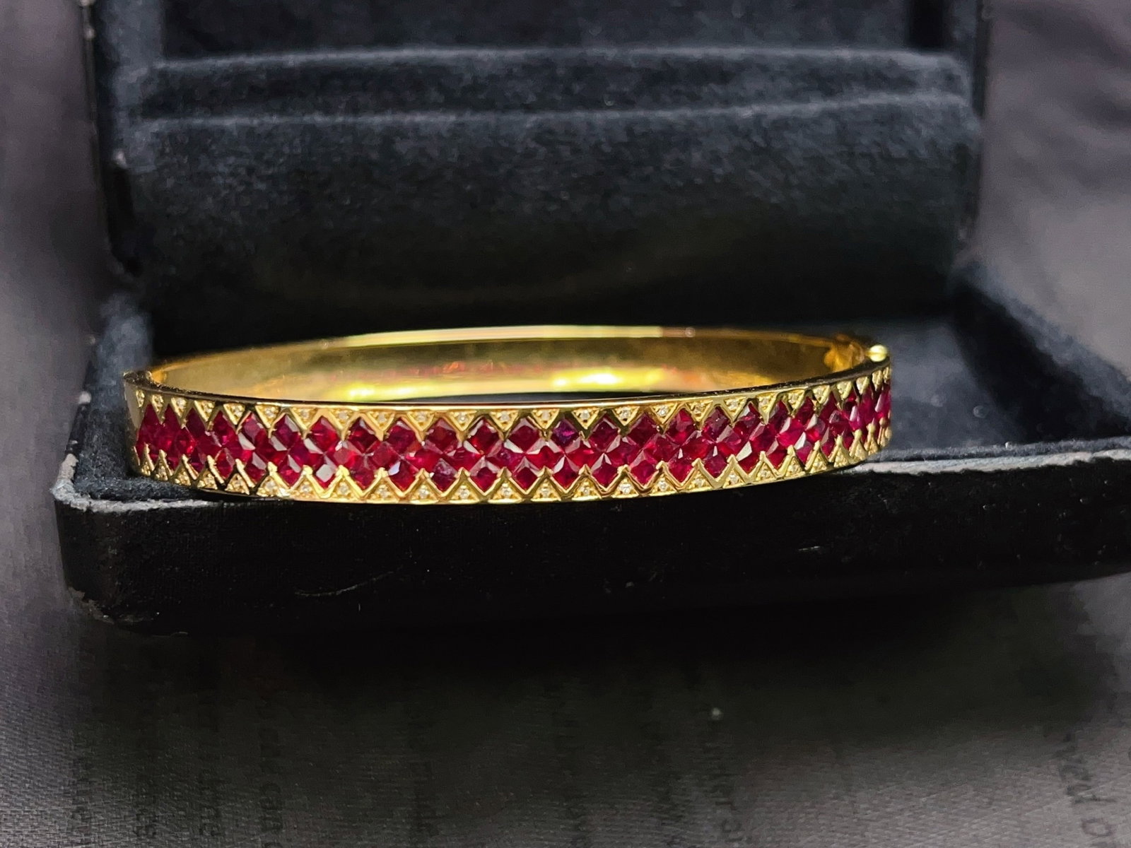 A Exquisite 18k Gold Inlaid 5.27ct Natural Ruby Bracelets,Inlaid Diamond: A Exquisite 18k Gold Inlaid 5.27ct Natural Ruby Bracelets,Inlaid Diamond,Total Weight:9.53g 18k金镶 5.27ct 天然红宝石手镯,嵌钻石