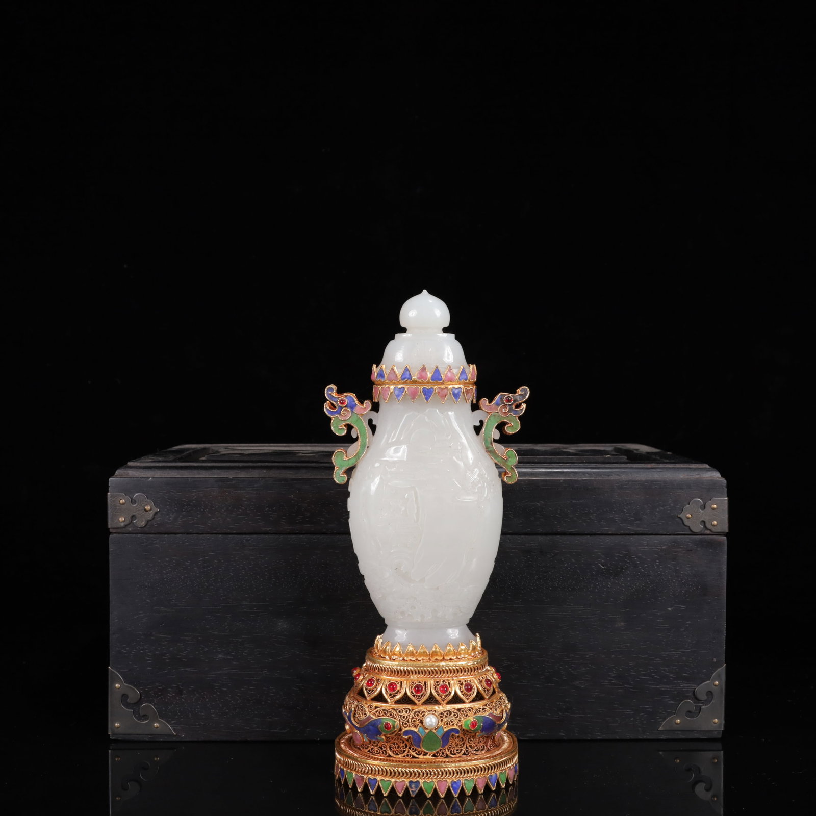 An Exquisite White Jade Inlaid Gems Landscape Pattern Double-Ears Bottle: An Exquisite White Jade Inlaid Gems Landscape Pattern Double-Ears Bottle,Qing Dynasty,China,Qianlong Four-character Mark,Size:(Vase)3.1inx2.4inx9.1in,(Box)12.2inx6.7inx5.5in,Weight:400g 白஍