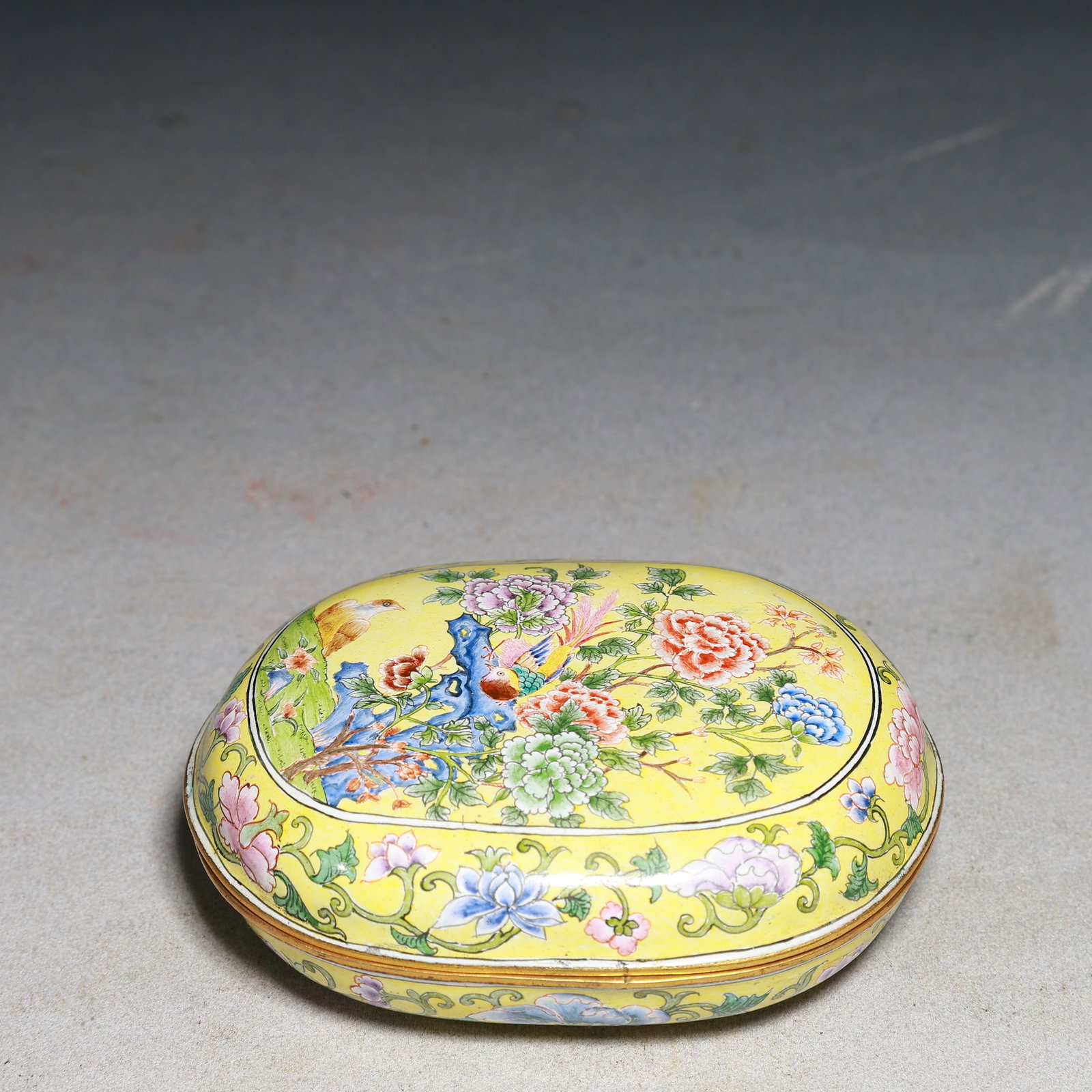 An Exquisite Painted Enamel Flower Pattern Box with Cover: An Exquisite Painted Enamel Flower Pattern Box with Cover,Qing Dynasty,China,Kangxi Four-character Mark,Size:3.9inx3.1inx1.2in,Weight:200g 画珐琅花鸟纹盖İ