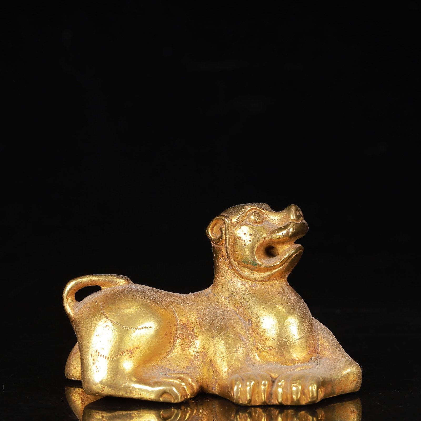 An Exquisite Gilt Bronze Auspicious Beast Ornament: An Exquisite Gilt Bronze Auspicious Beast Ornament,Qing Dynasty,China,Size:3.9inx2.2inx2.6in,Weight:526g 铜鎏金瑞兽摆件,中国清代