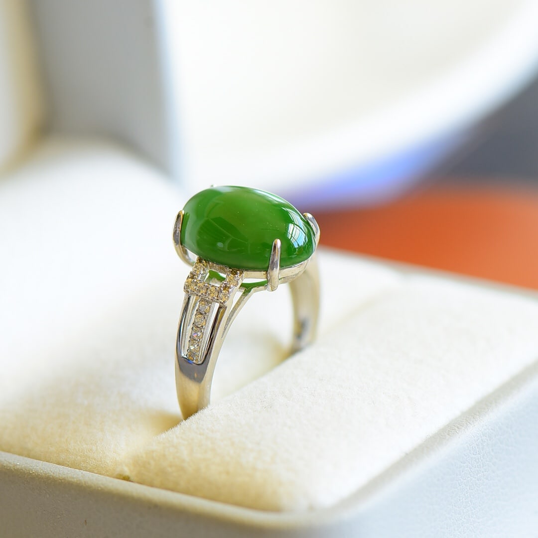 An Exquisite Sterling Silver Inlaid Jasper Ring,Inlaid Diamond: An Exquisite Sterling Silver Inlaid Jasper Ring,Inlaid Diamond,Size:10mmx14mm 纯银镶碧玉戒指,嵌钻石