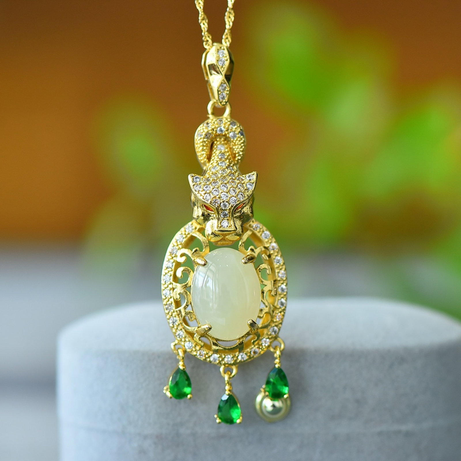 An Exquisite Bronze-Gold Plated Inlaid White Jade Necklace: An Exquisite Bronze-Gold Plated Inlaid White Jade Necklace,Size:4.7inx6.3in 铜镀金镶白玉项链