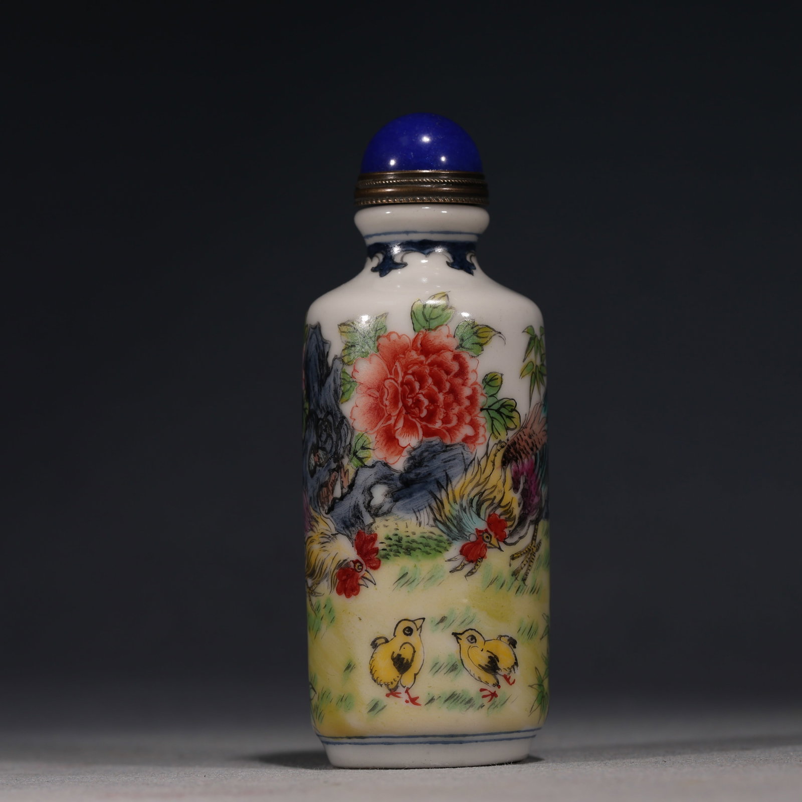 An Exquisite Famille Rose Snuff Bottle With Rooster And Peony Pattern: An Exquisite Famille Rose Snuff Bottle With Rooster And Peony Pattern,China,Qing Dynasty,Four-Character Qianlong Mark,Dimensions:3.5inx1.2in,粉彩雄鸡牡丹纹
