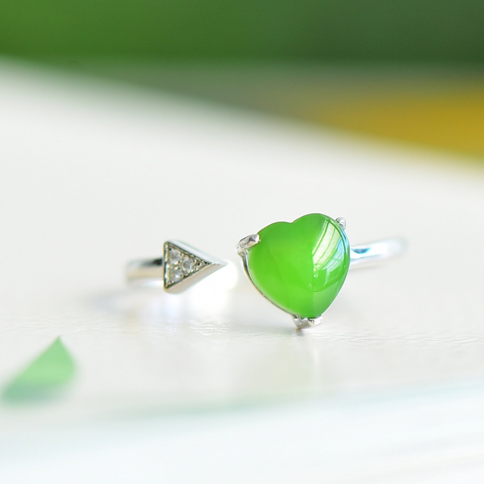 An Exquisite Sterling Silver Inlaid Jasper Ring,Inlaid Diamond: An Exquisite Sterling Silver Inlaid Jasper Ring,Inlaid Diamond,Size:7mmx7mm 纯银镶碧玉戒指,嵌钻石