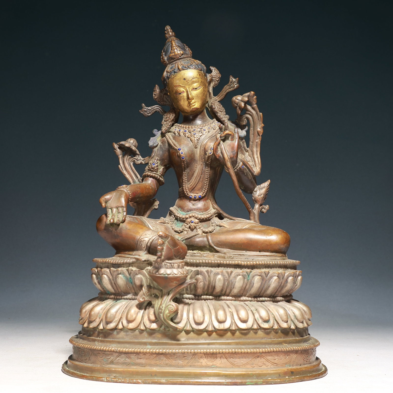 A Solemn Gilt Bronze Statue of Tara,Inlaid Lapis Lazuli: A Solemn Gilt Bronze Statue of Tara,Inlaid Lapis Lazuli,Qing Dynasty,China,Size:9.4inx6.3inx14.6in,Weight:7650g 铜鎏金度母像,嵌青金石,ߑ