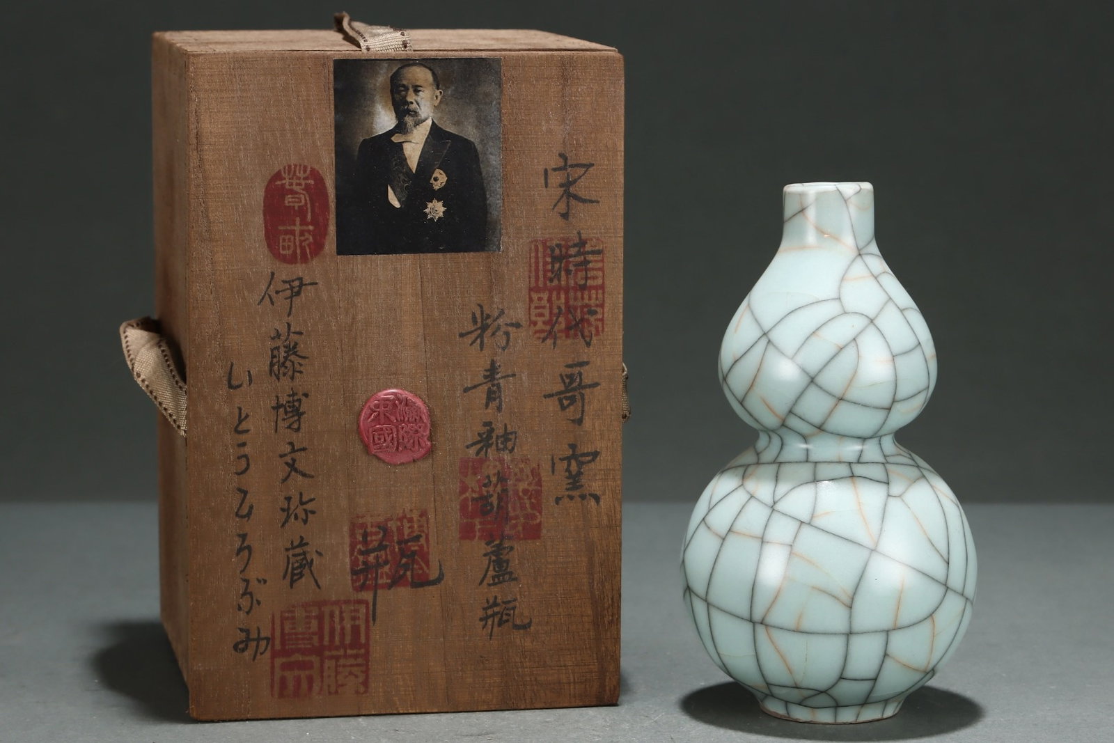 An Exquisite Ge yao Celadon Glazed Vase: An Exquisite Ge yao Celadon Glazed Vase,Song Dynasty,China,Size:10.2inx3.5in 哥窑粉青釉瓶,中国宋代