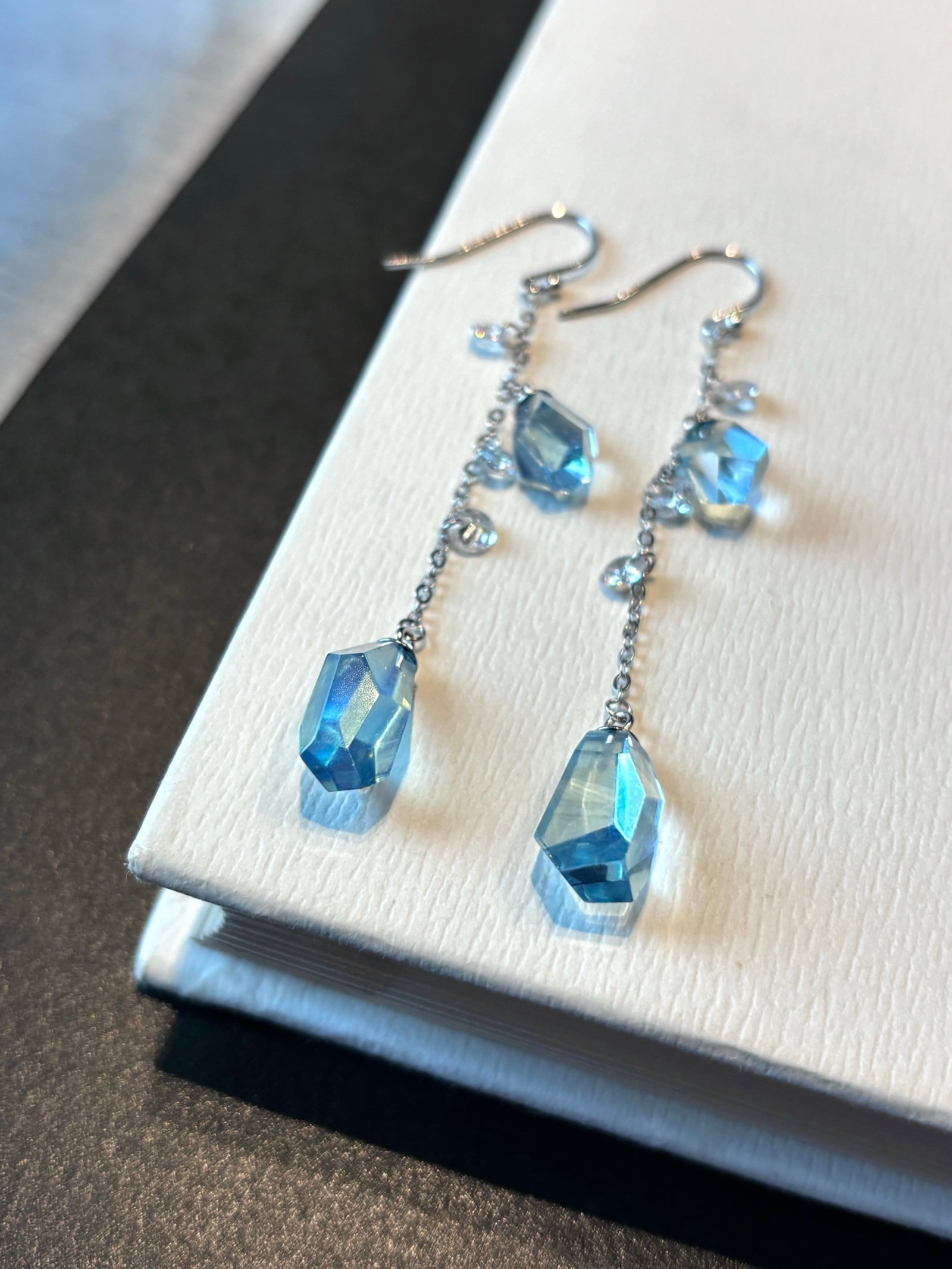 A Pair of Exquisite Sterling Silver Inlaid Aquamarine Earrings: A Pair of Exquisite Sterling Silver Inlaid Aquamarine Earrings,Size:15mmx9mm,Weight:4.8g 一对纯银镶海蓝宝耳环