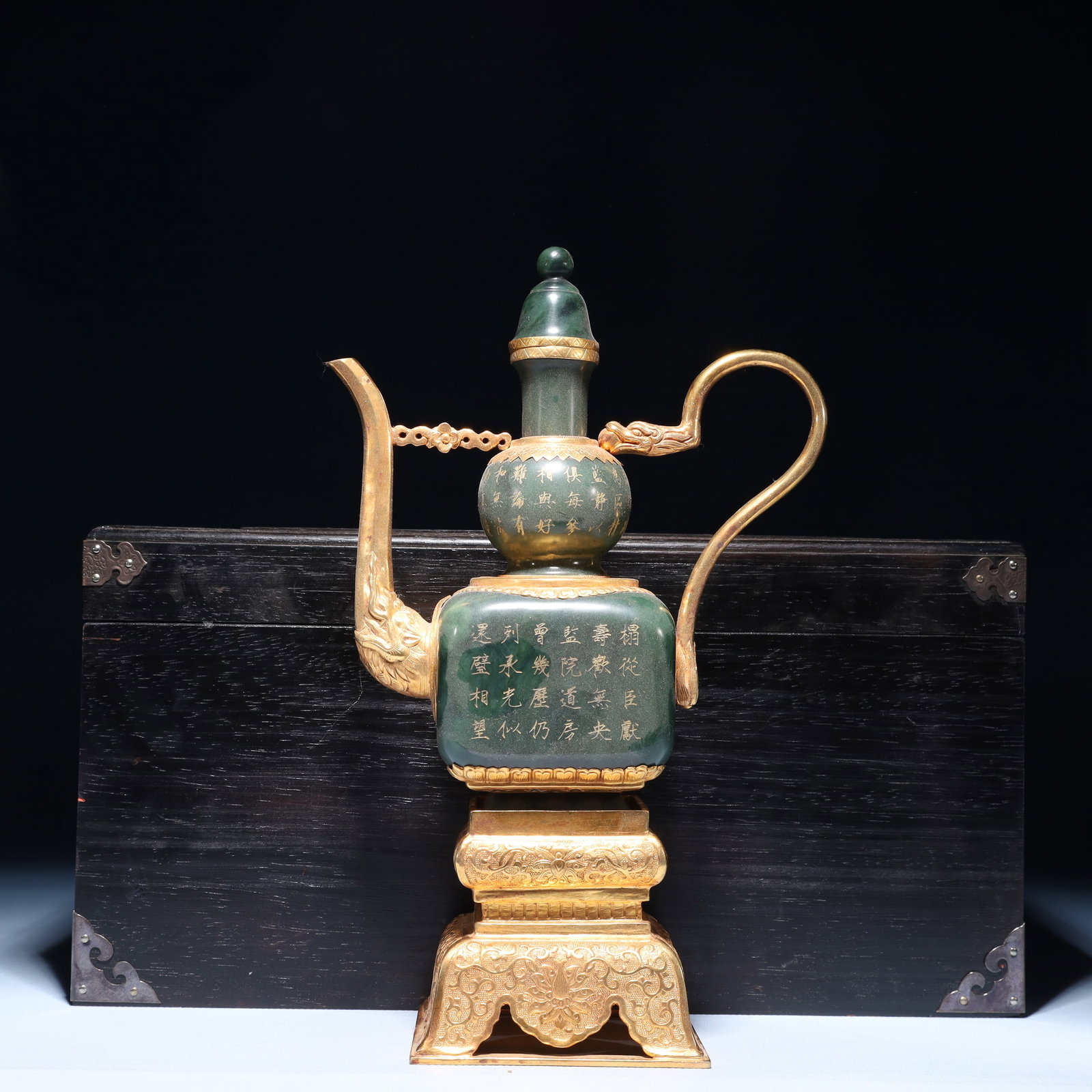 An Exquisite Jasper Cover with Gold Dragon Pattern Ewer: An Exquisite Jasper Cover with Gold Dragon Pattern Ewer, Yuan Dynasty,China, Size:7.1inx3.9inx11in,(Box)14.2inx9.8inx7.5in,Weight:1350g 碧玉包金龙纹执壶