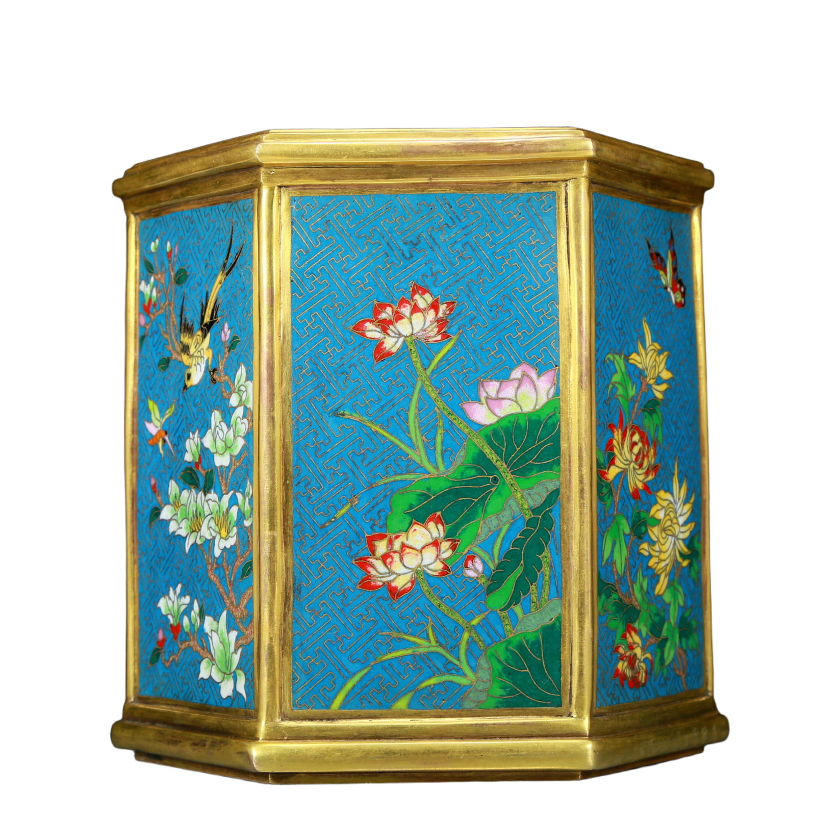 An exquisite cloisonne 'flower and bird' pattern pen holder: An exquisite cloisonne 'flower and bird' pattern pen holder, the application of filigree technology makes the decoration of this collection more delicate and three-dimensional. This collectible is fun