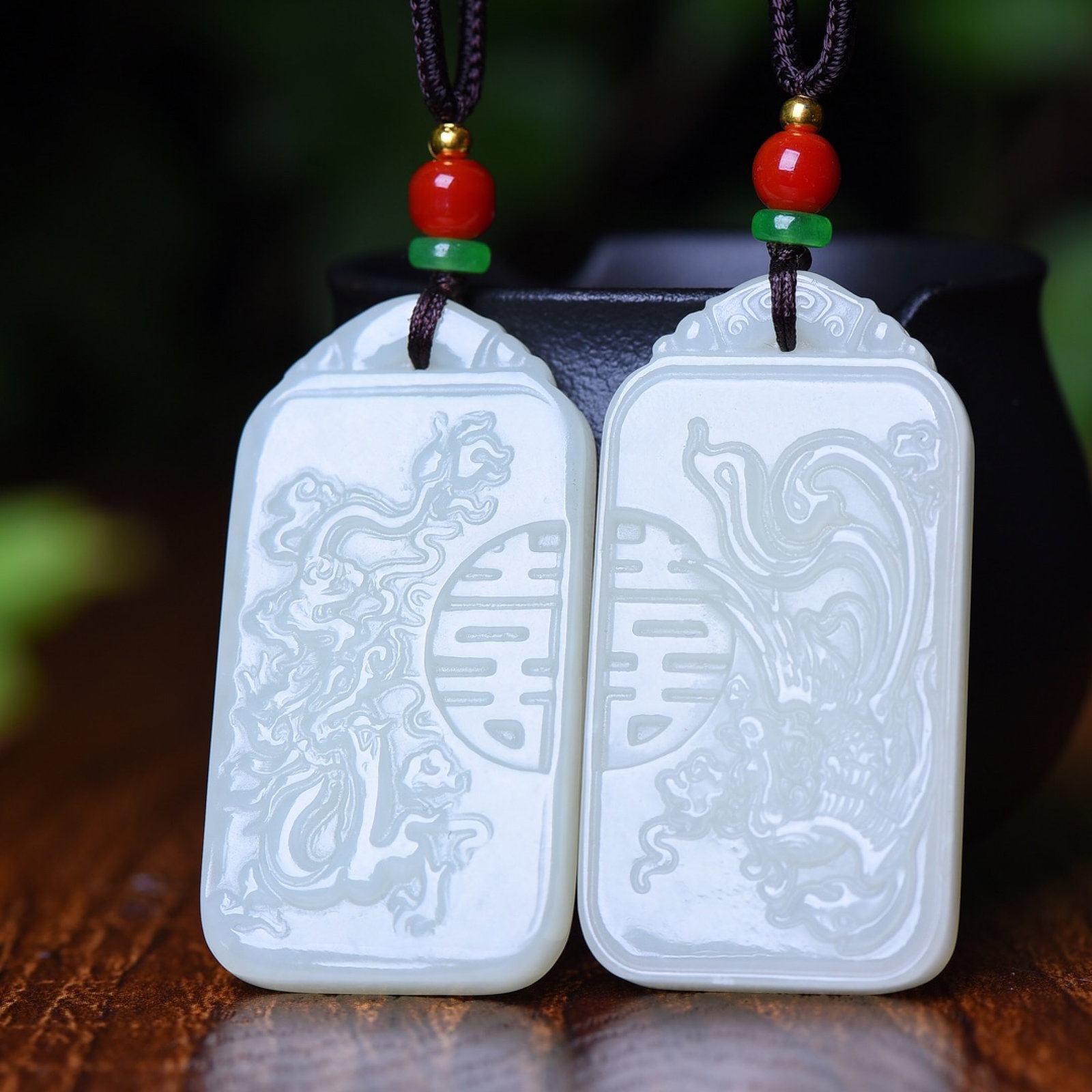A Pair of Exquisite White Jade Dragon and Phoenix Pattern Pendant: A Pair of Exquisite White Jade Dragon and Phoenix Pattern Pendant,Size:27mmx52mm (寓意)吉祥 优雅高贵 一对白玉龙凤