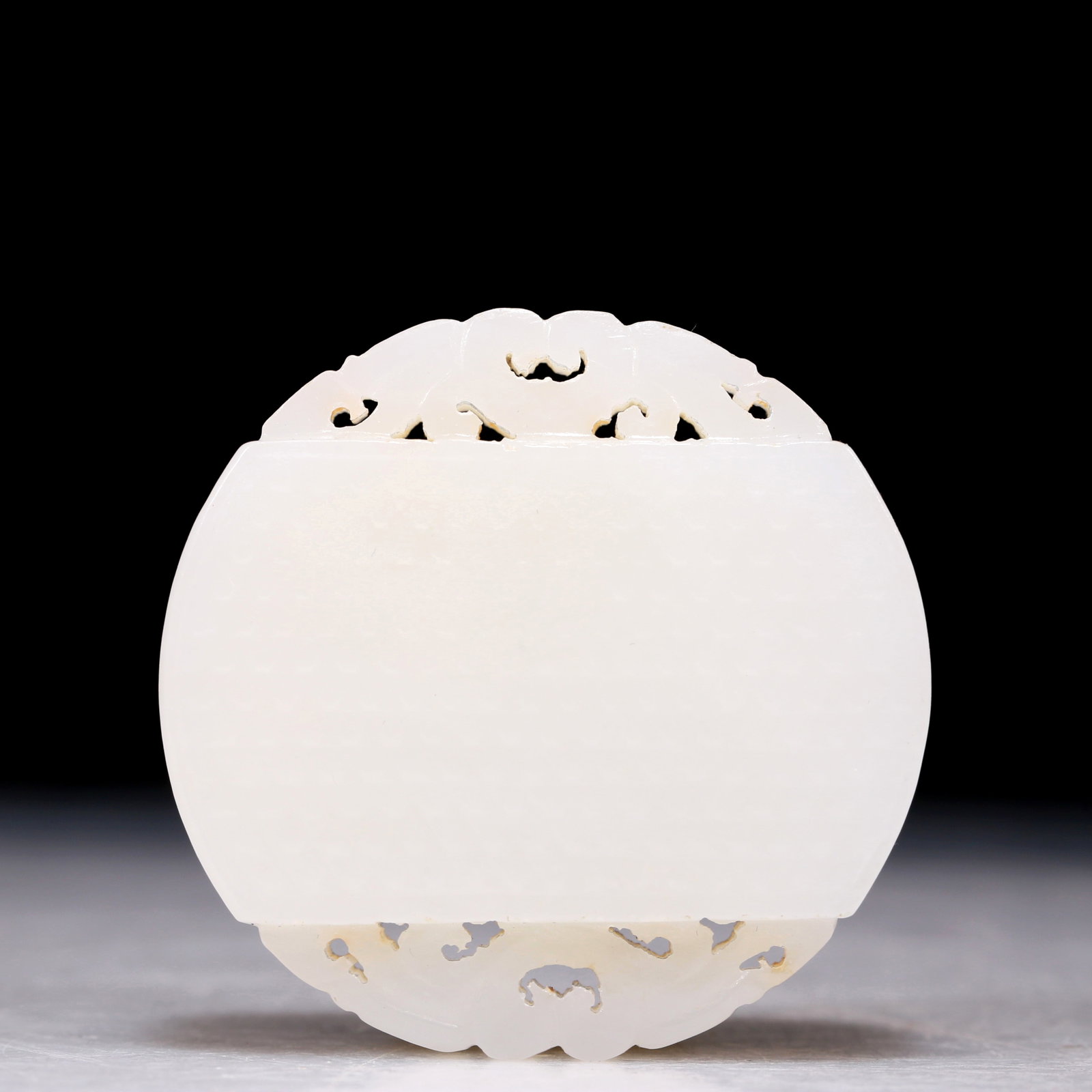 An Excellent White Jade 'Flower' Panel: An Excellent White Jade 'Flower' Panel. Of a circular shape. Chinese Qing Dynasty. Size:2inx2inx1.5. Weight:78.9g 清代 白玉花卉纹牌